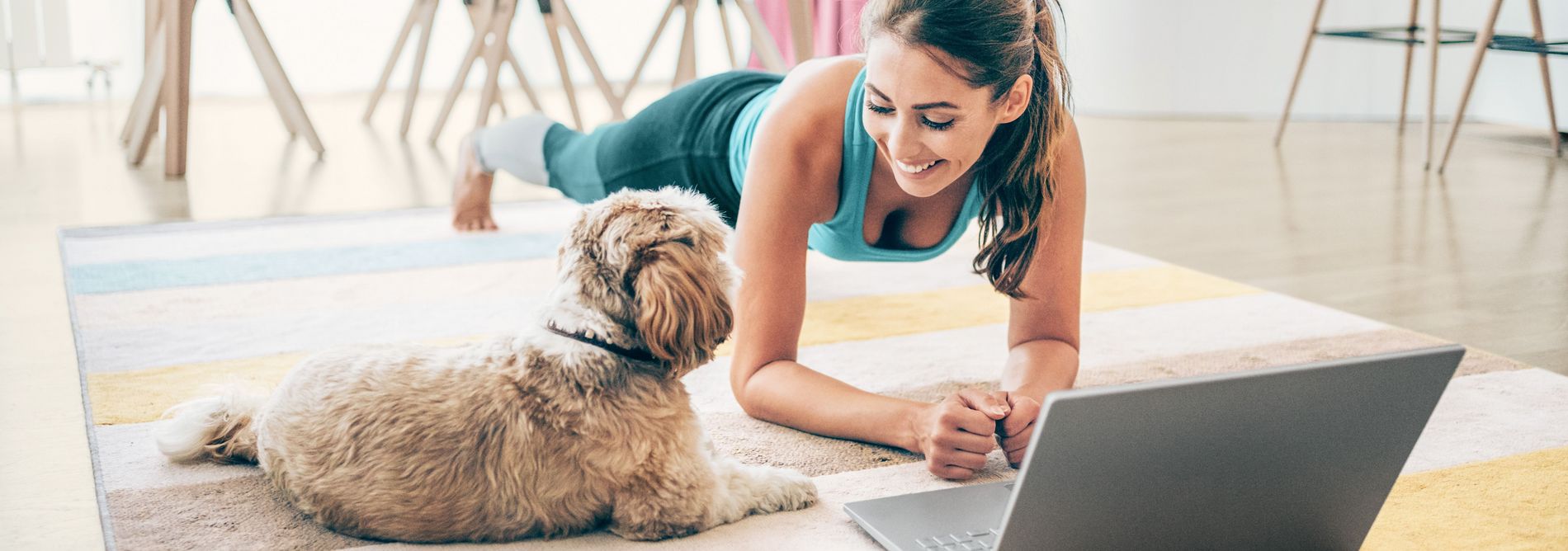Frau macht Yoga Zuhause