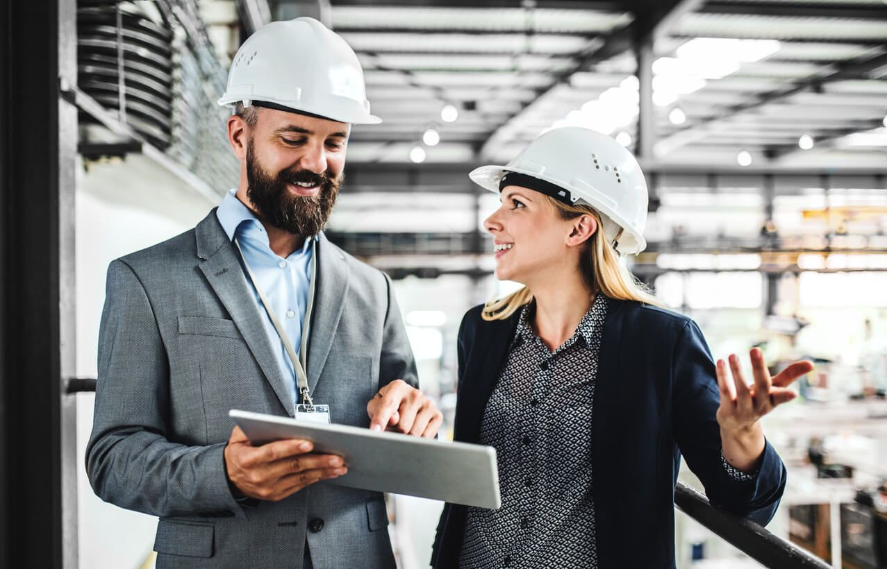 Mann und Frau mit Sicherheitshelm
