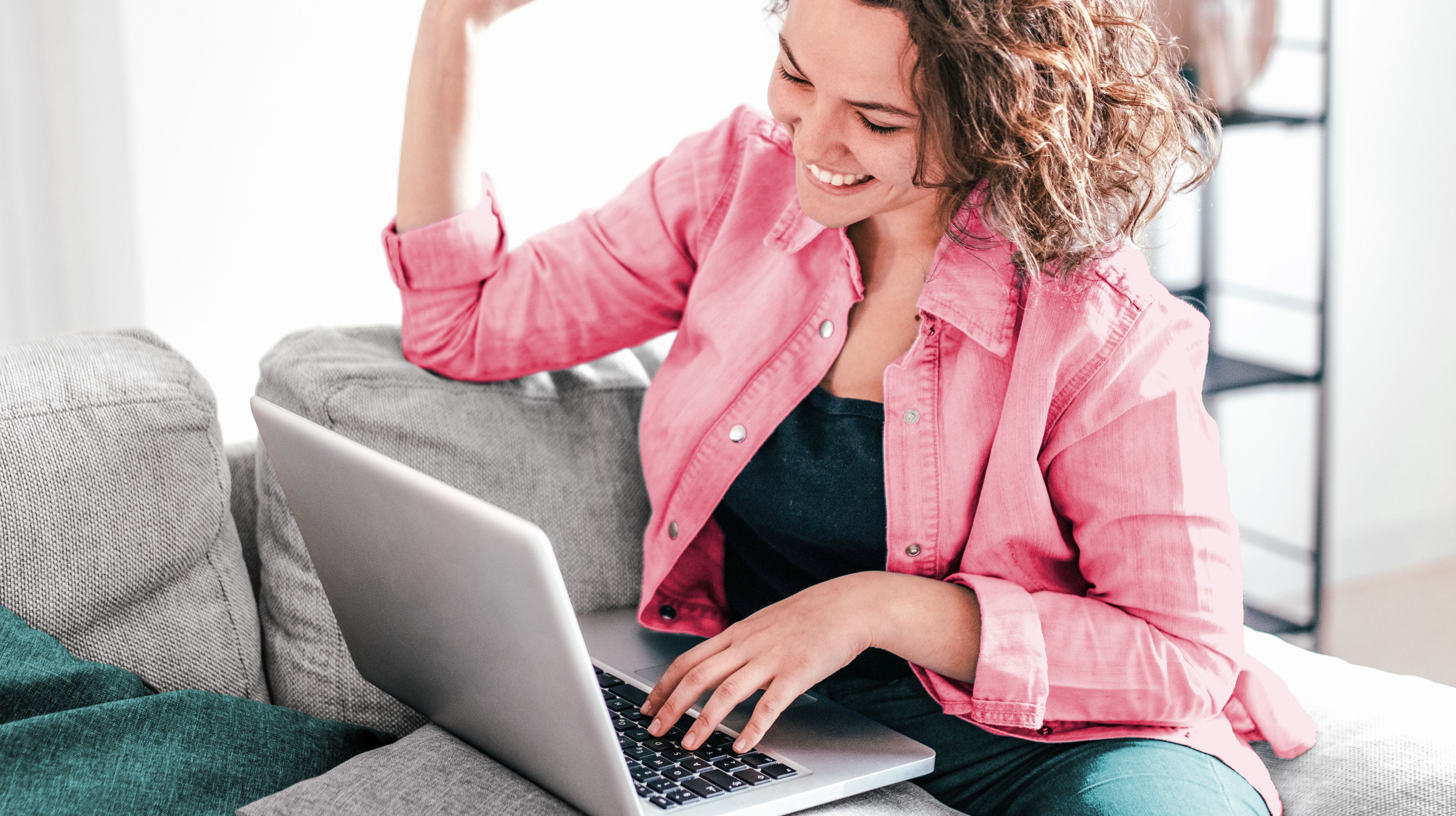 Frau transferiert die Domain ihrer Website zu einem anderen Anbieter