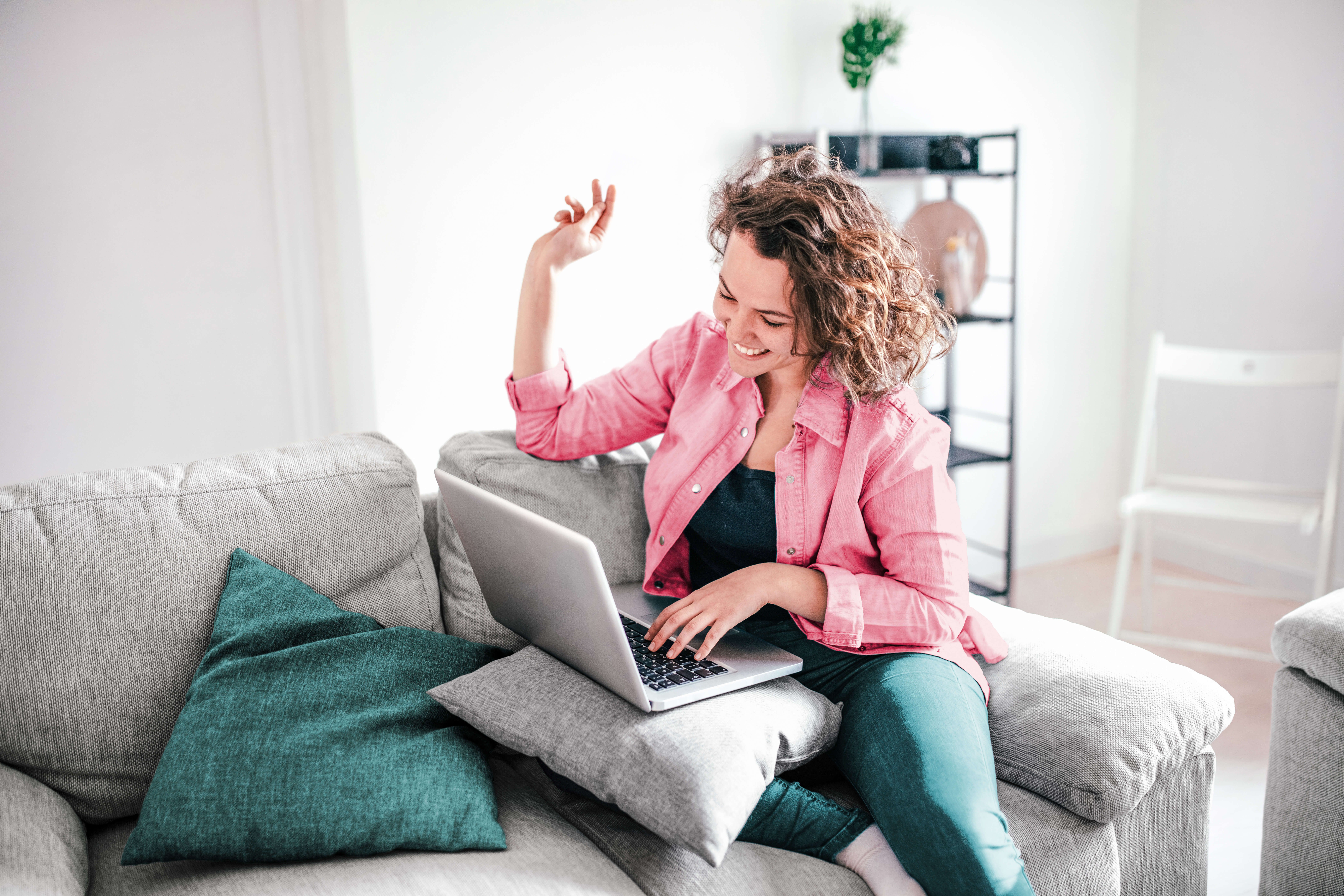 Frau transferiert die Domain ihrer Website zu einem anderen Anbieter