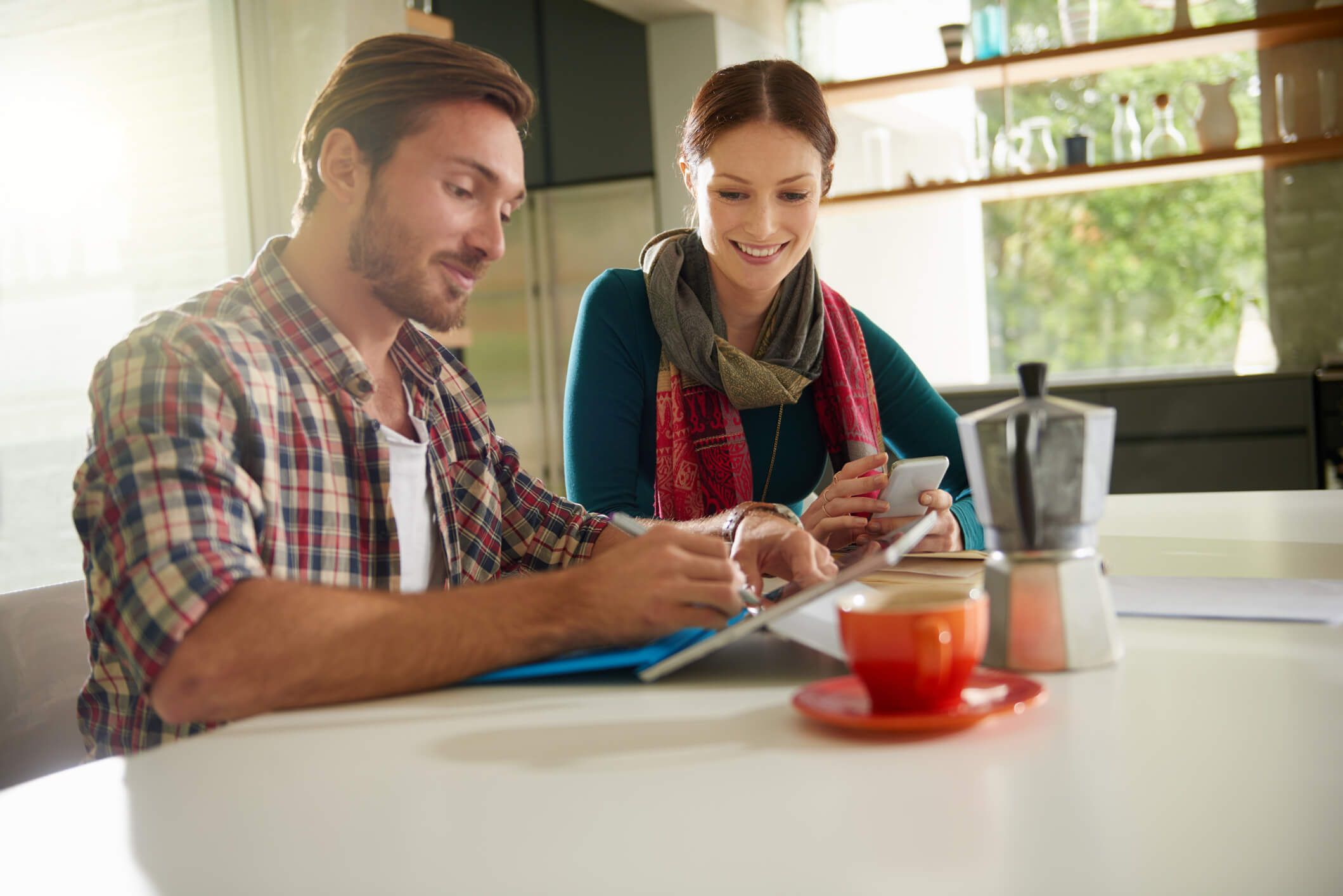 Mann und Frau in der Küche 