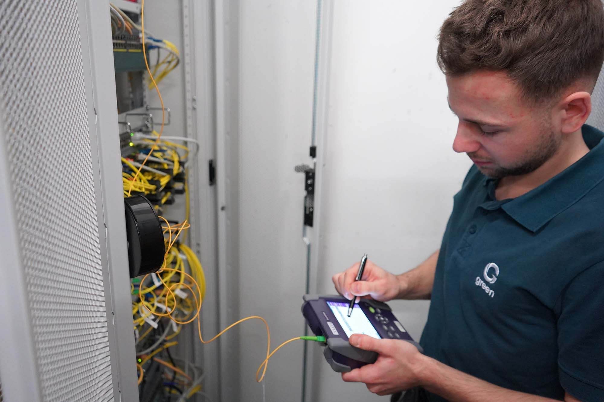 Mitarbeiter am Auswerten eines Racks