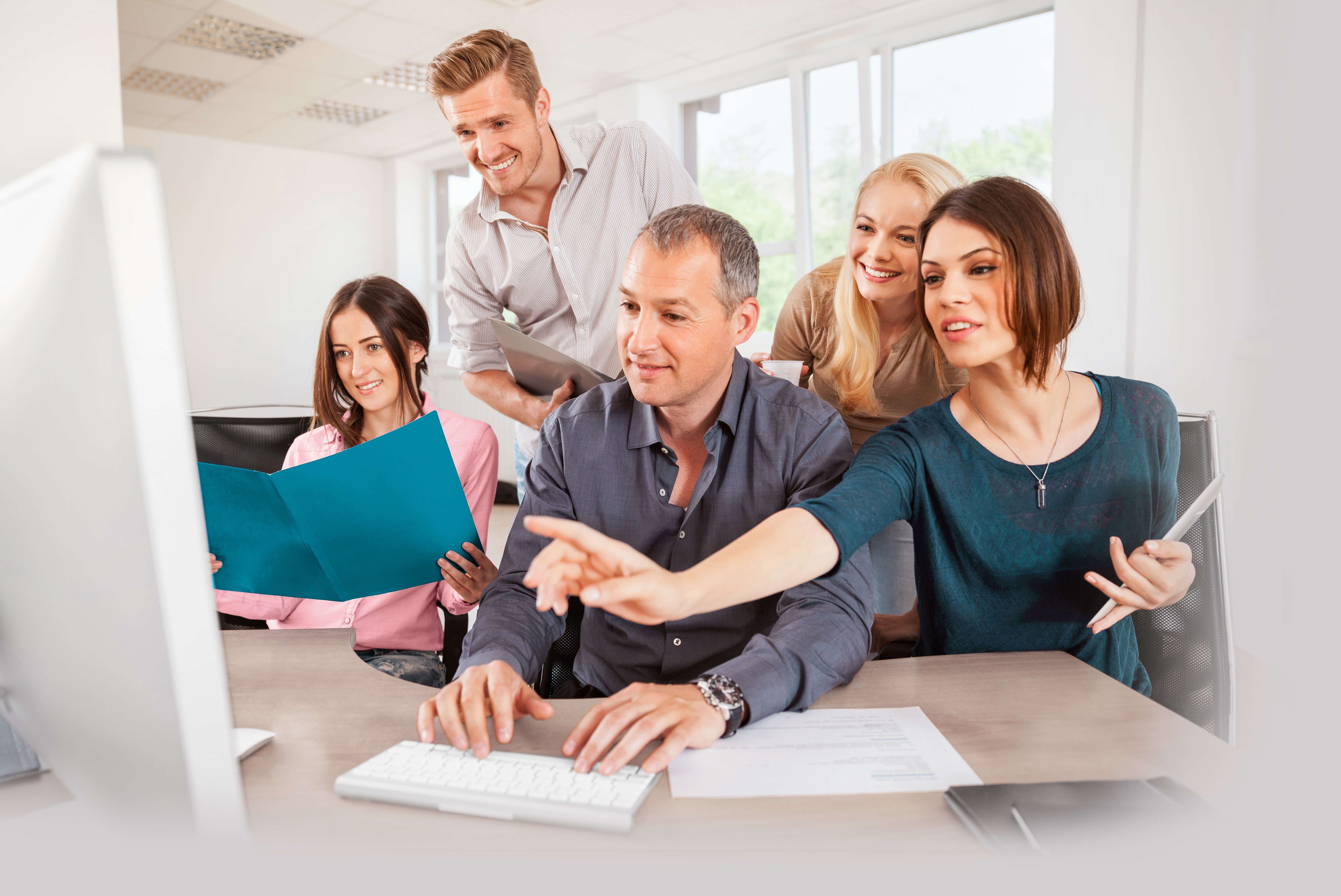 Business Team baut gemeinsam eine eigene Website