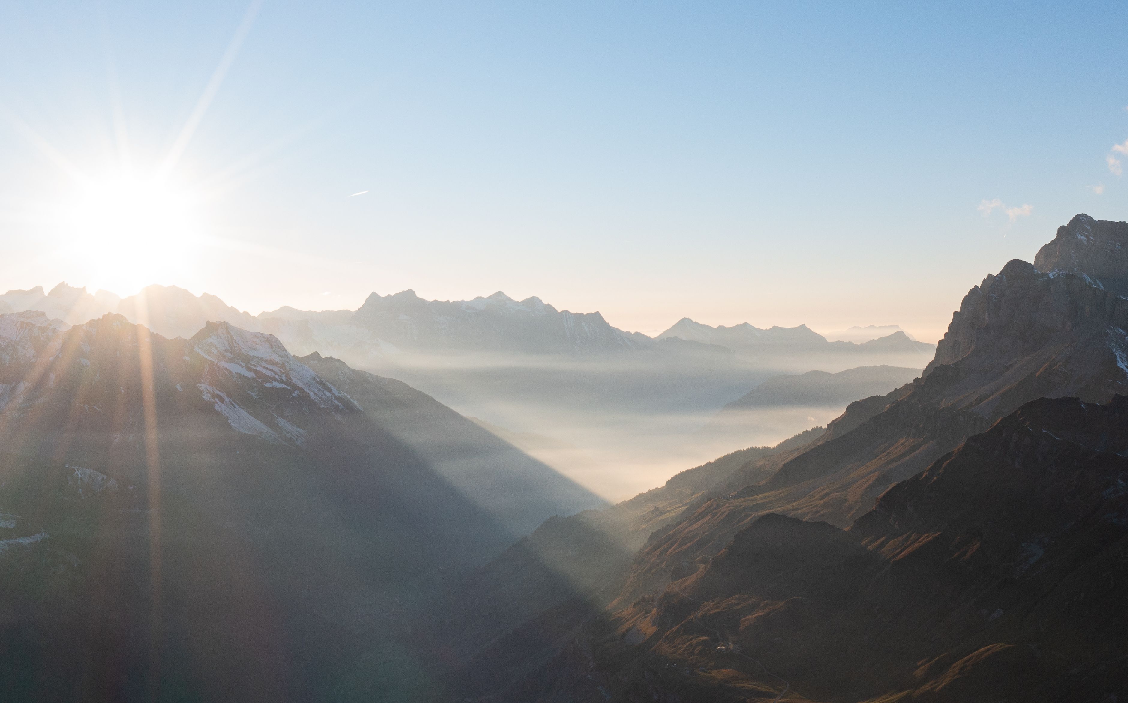 Panorama-Ausblick von einem Berg auf andere Berge mit Bäumen