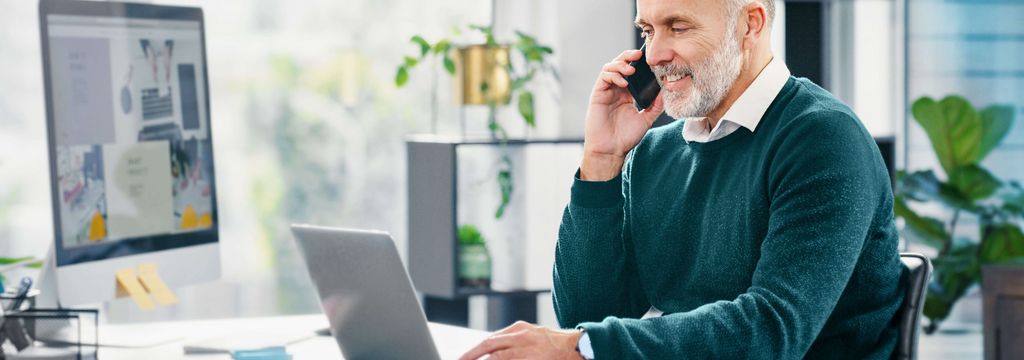 Mann möchte eine Website erstellen lassen