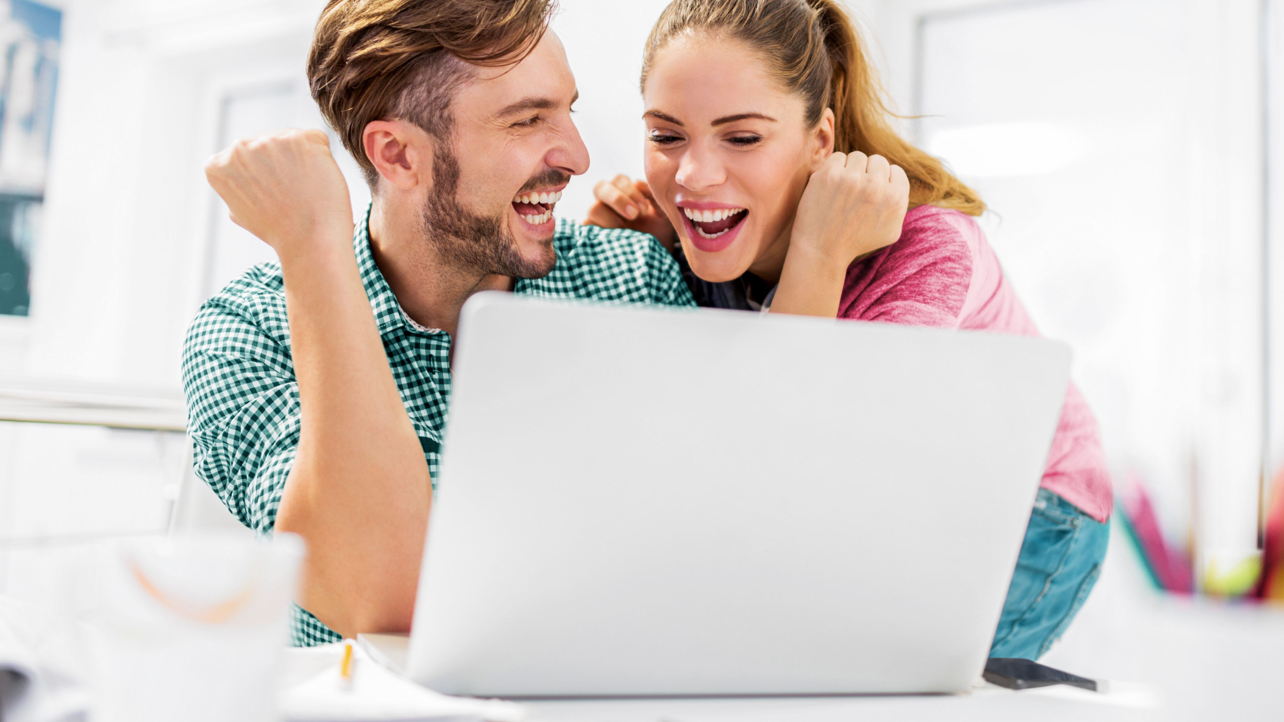 Frau und Mann erstellen erfolgreich eine Website mit WordPress