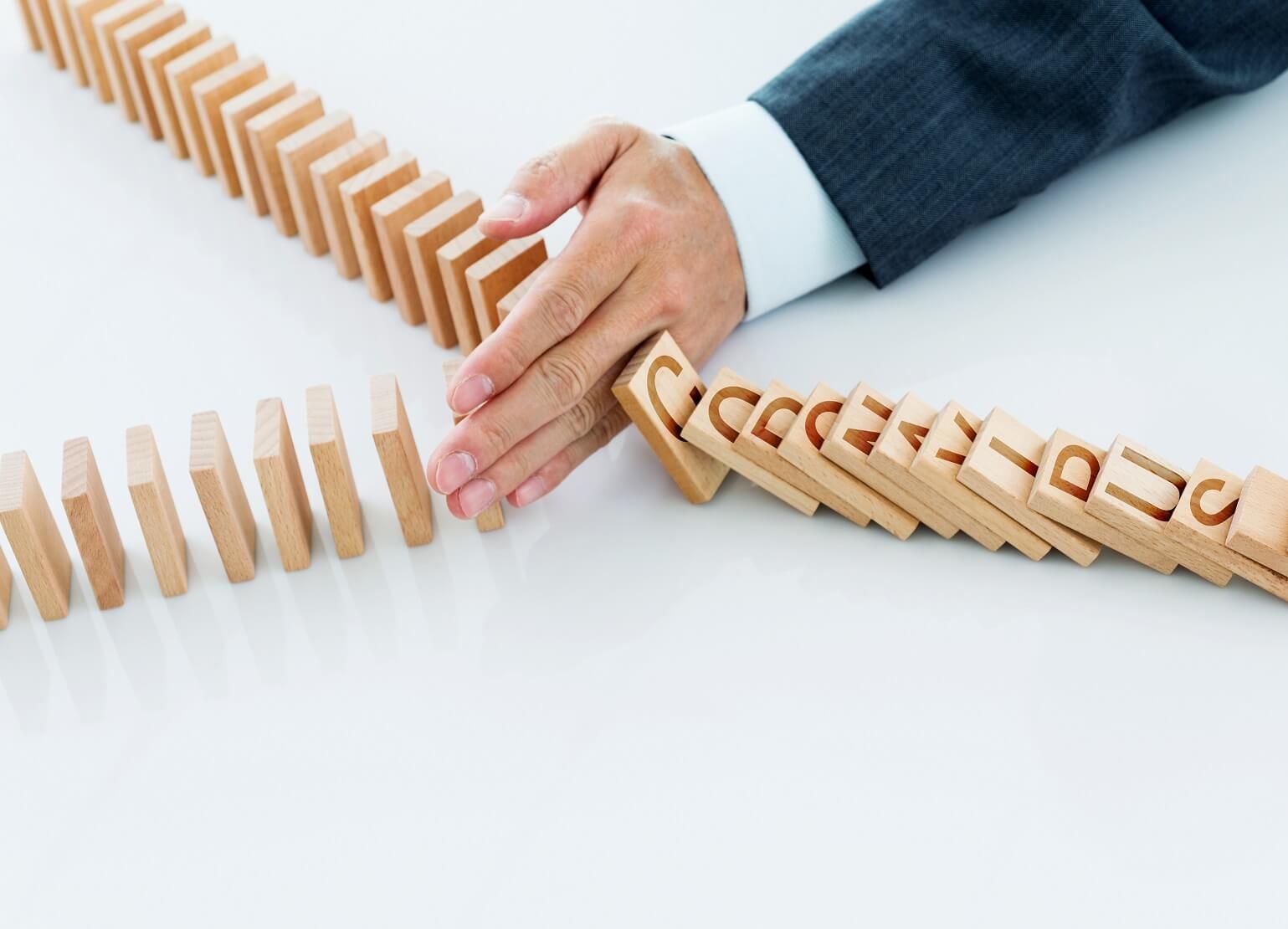 Hand grenzt Bauklötze ab