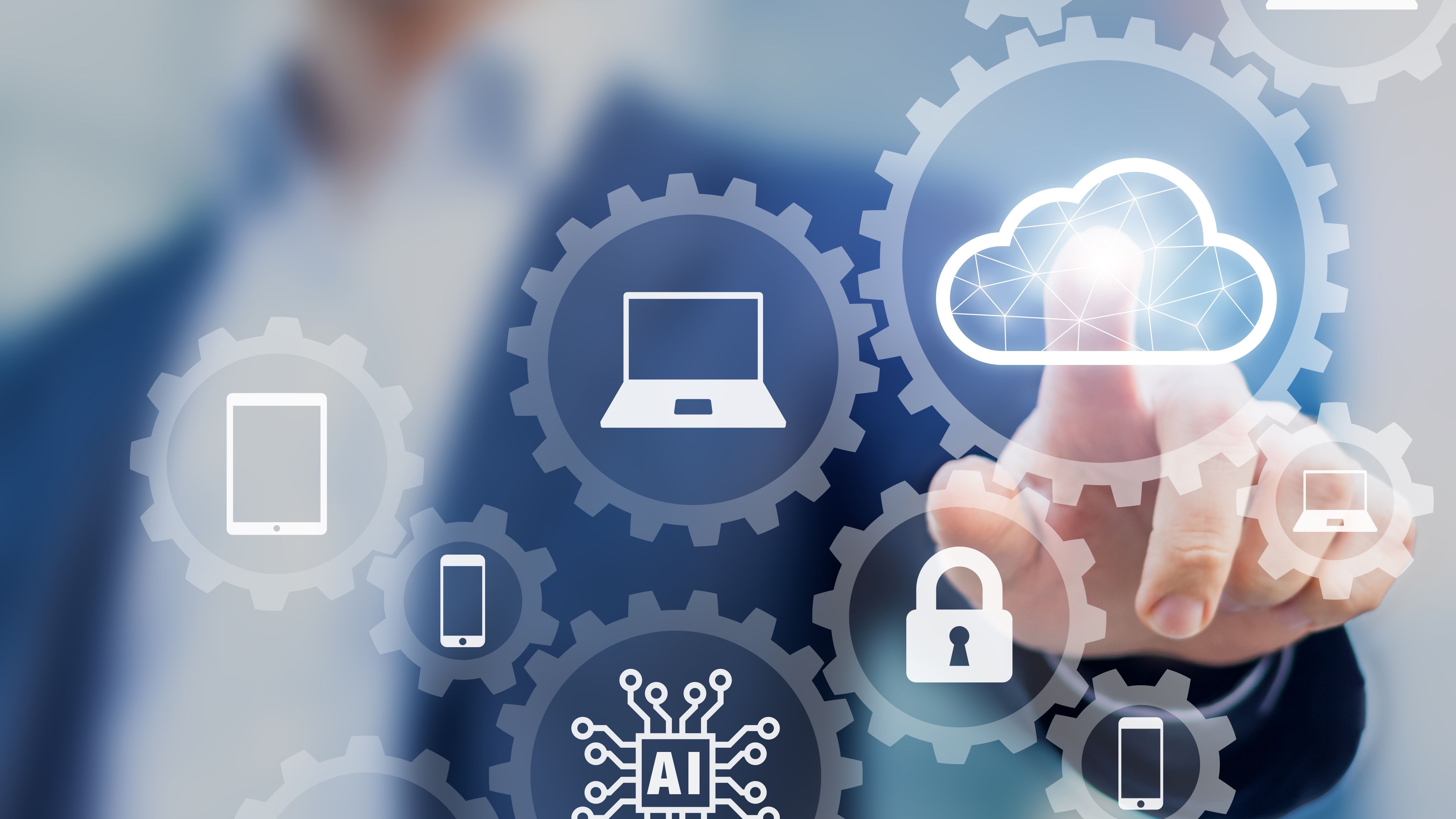 Mann klickt auf Cloud