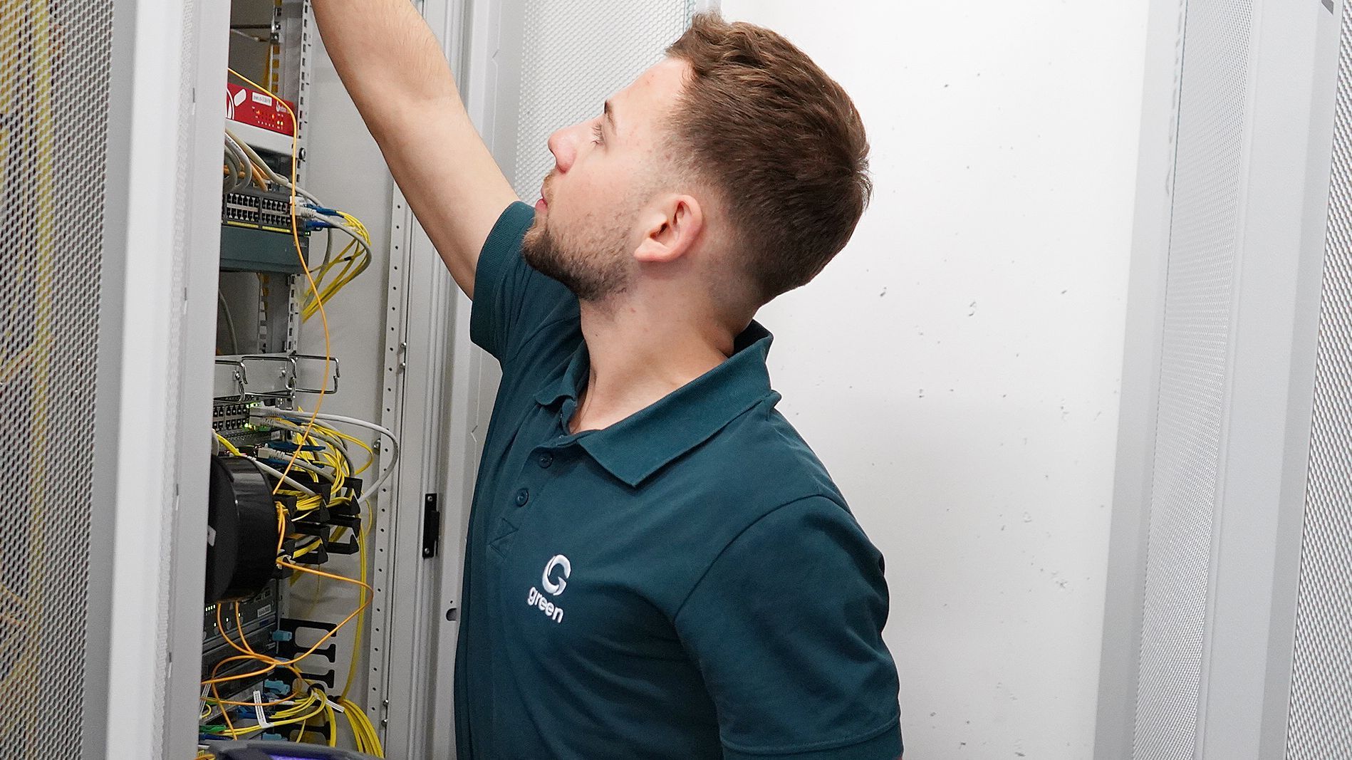 Betriebselektriker bei der Arbeit