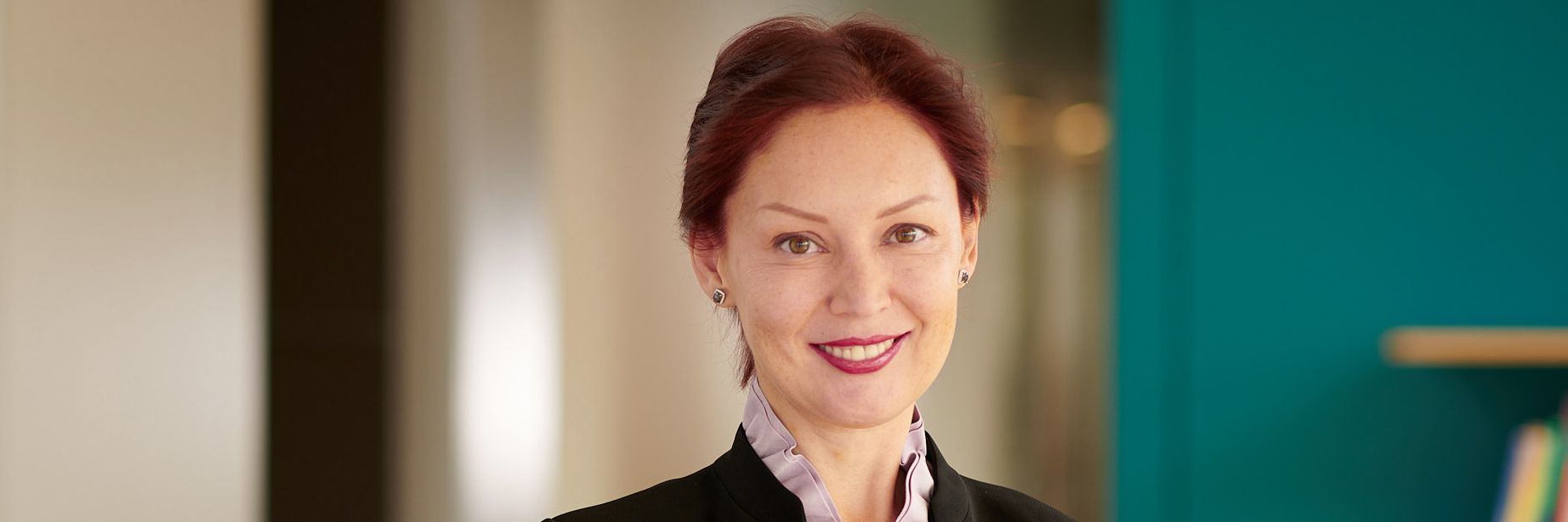 Portraitfoto von Anna, CFO und Mitglied der Geschaeftsleitung