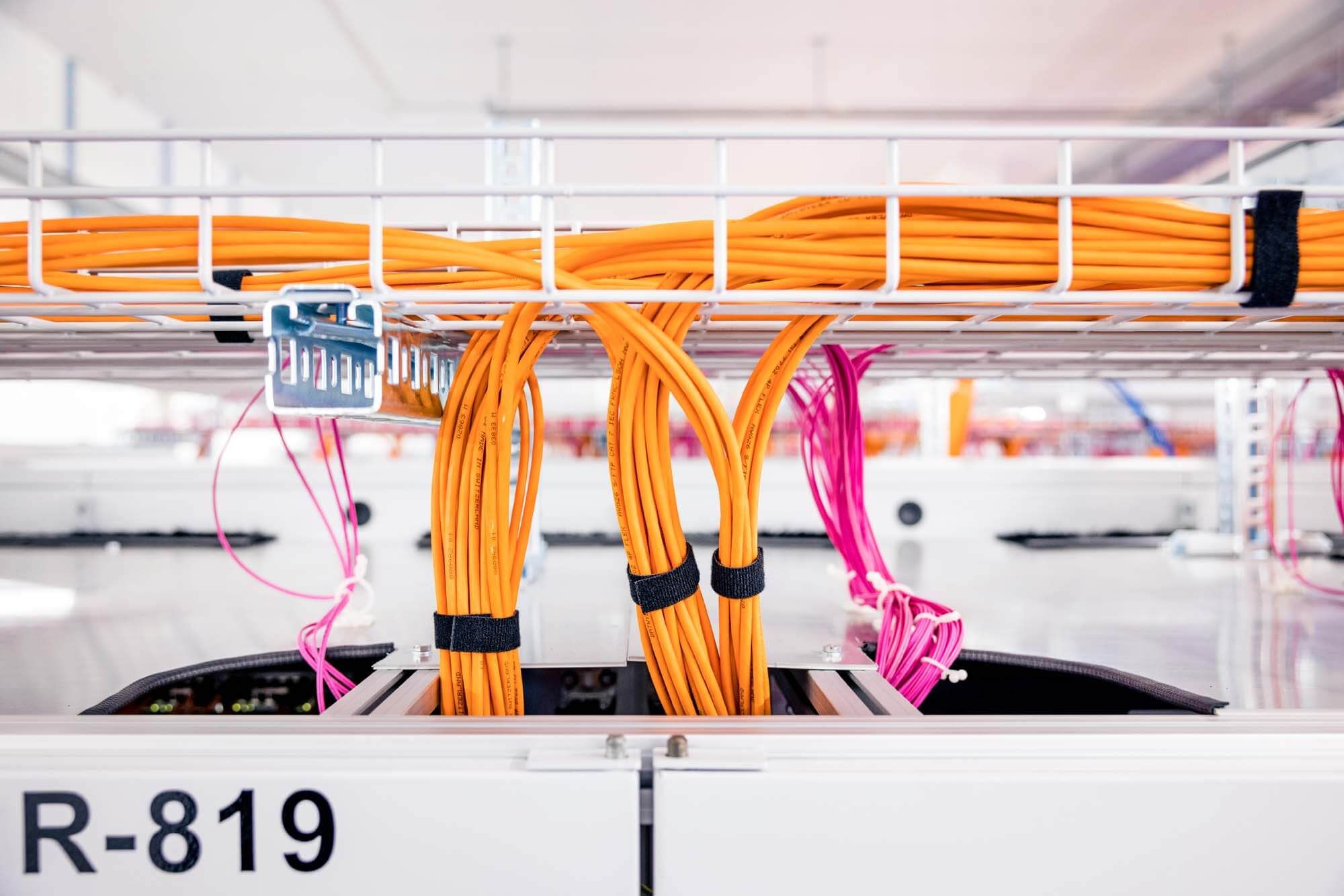 Verlegte Kabel in Datacenter für Connectivity