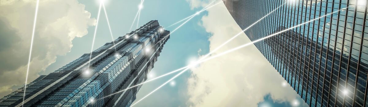 Hochhaus mit blauem Himmel