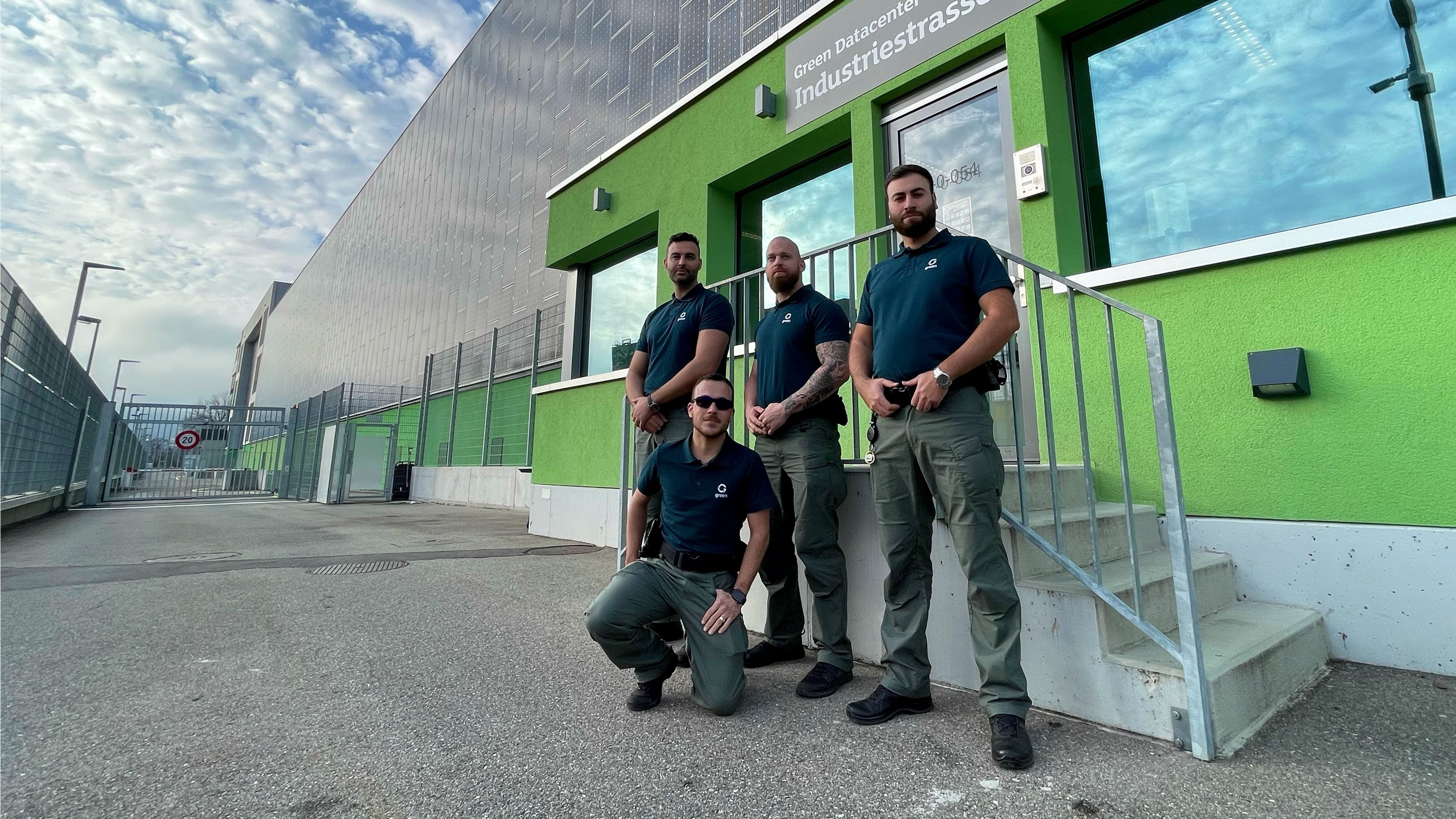 Sicherheitspersonal vor Datacenter