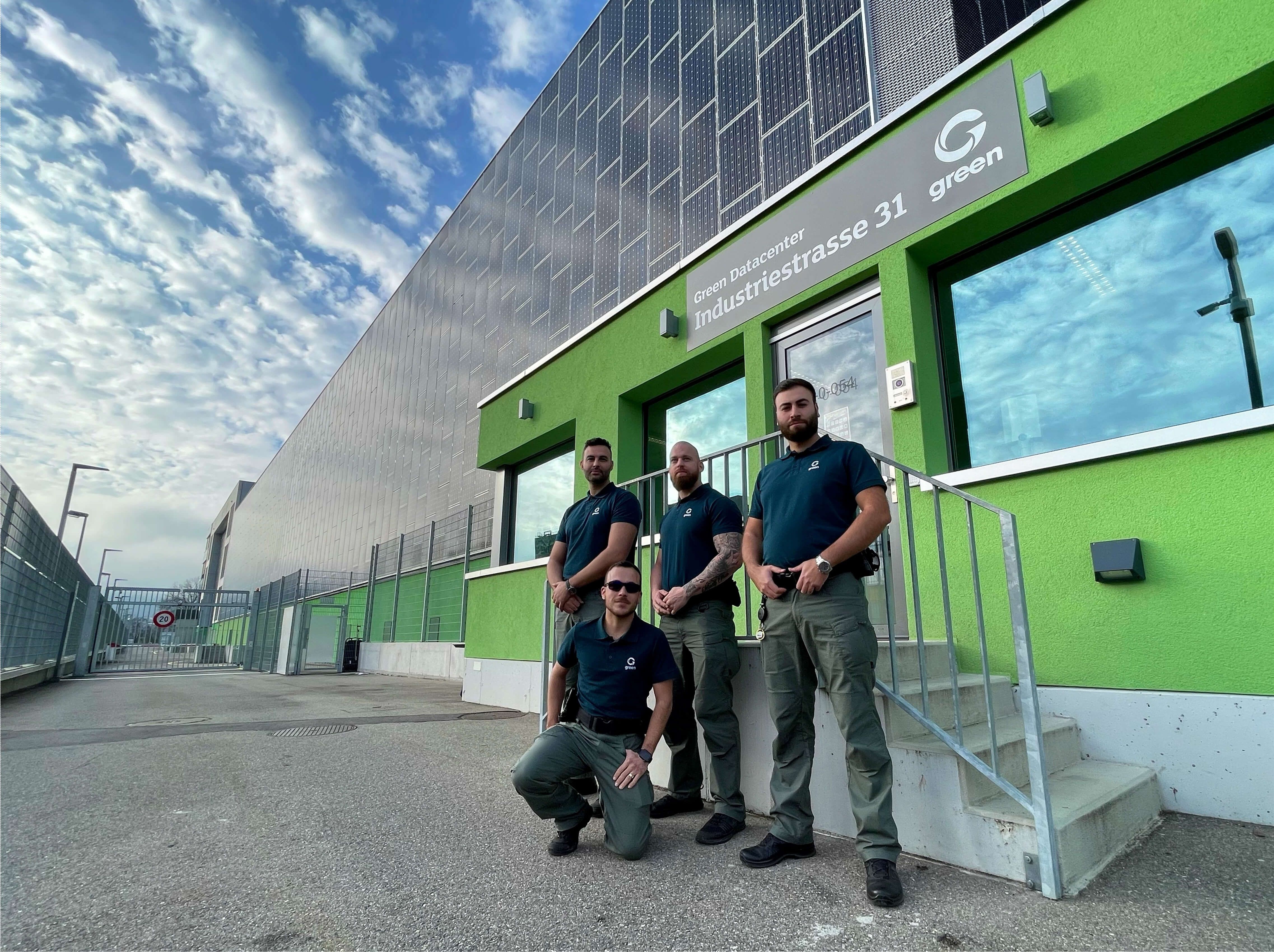 Sicherheitspersonal vor Datacenter