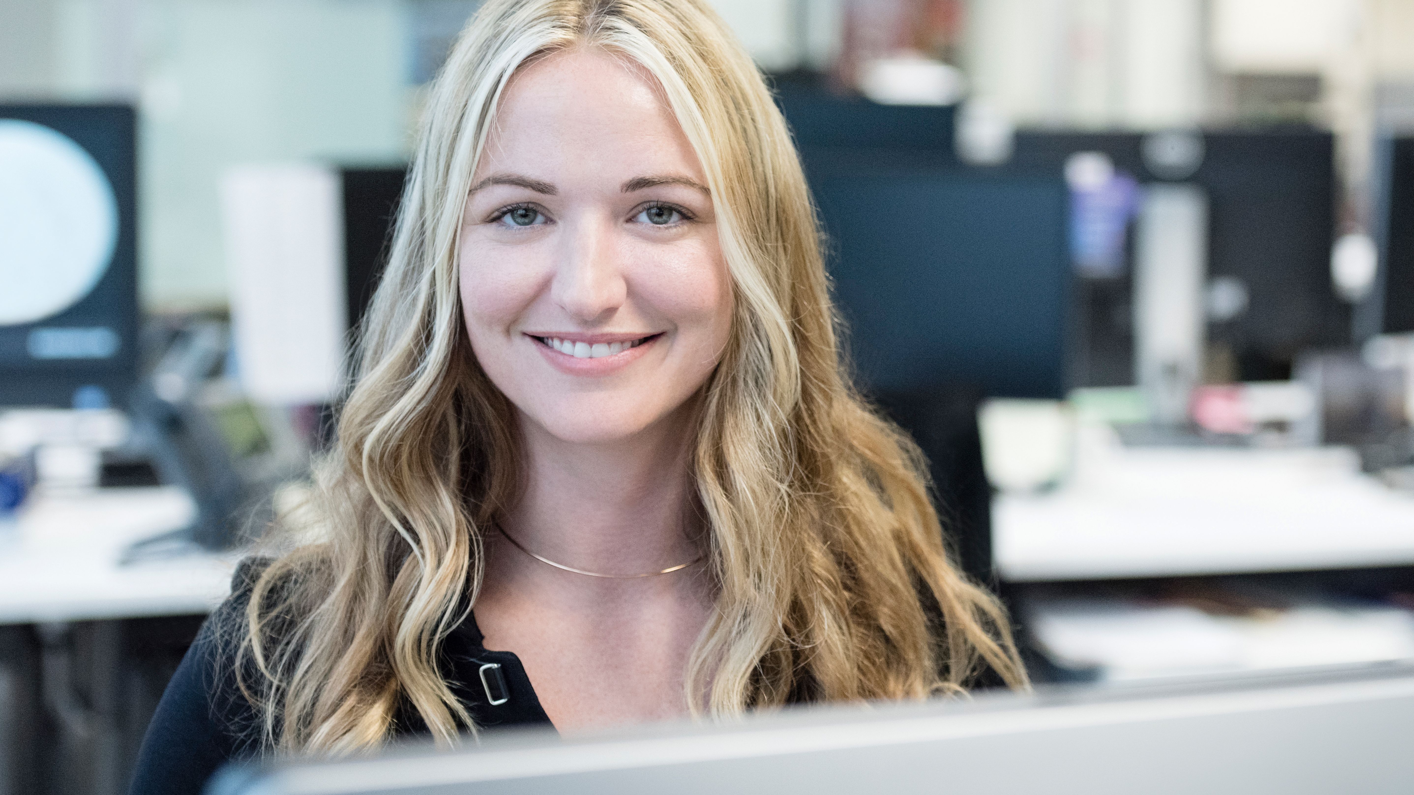 Lachende Lernende am Arbeitsplatz