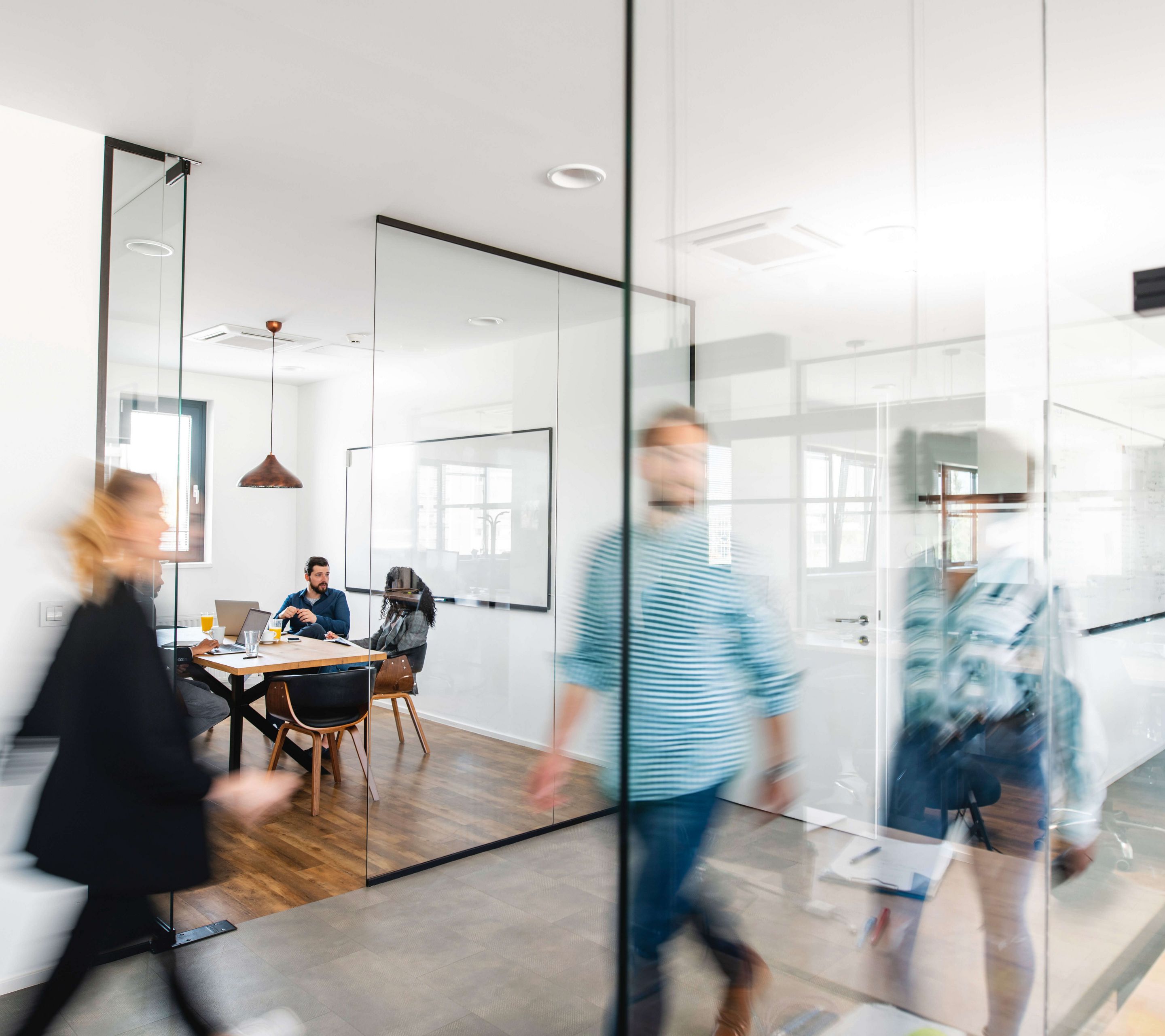 Menschen bewegen sich durch ein Büro