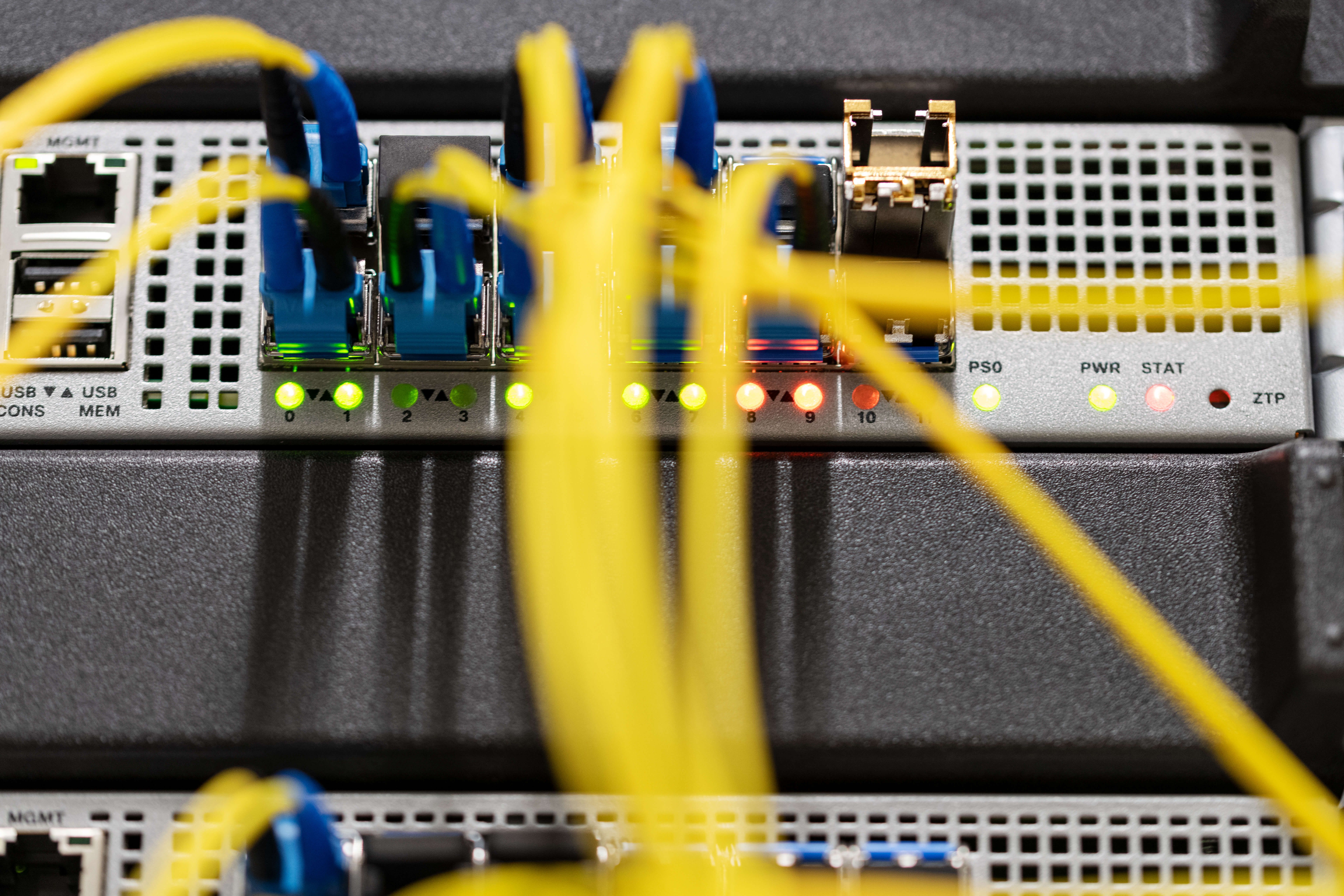 Dünne, gelbe Kabel im Server eingesteckt