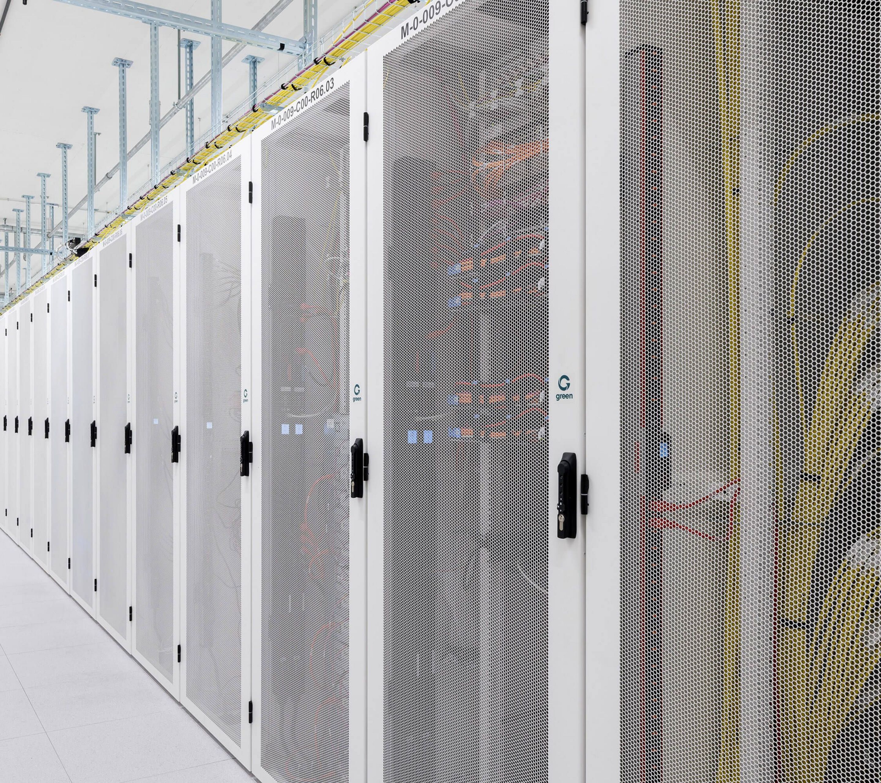 Green Datacenter Gang mit Racks