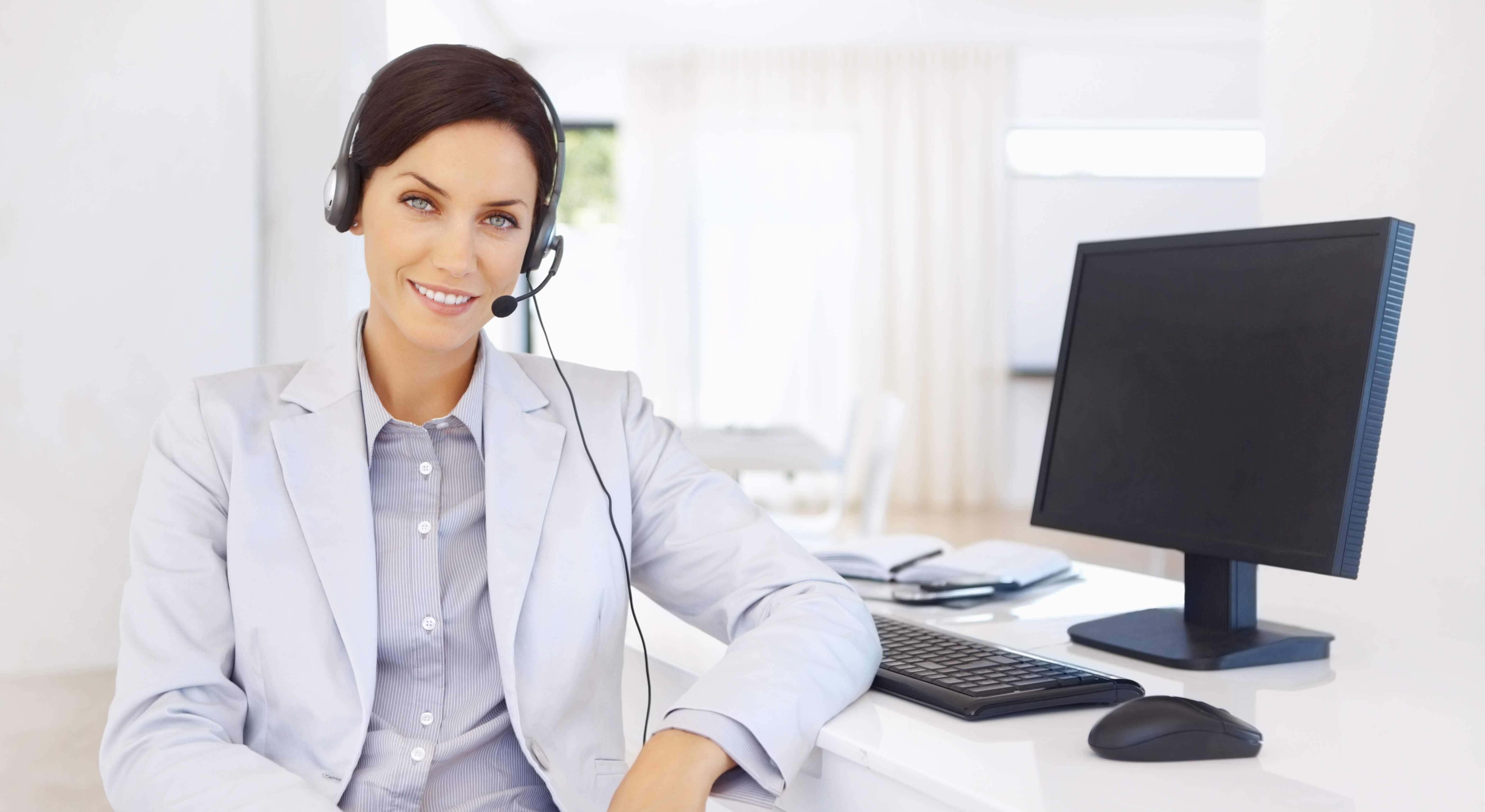 frau im Office mit Headset