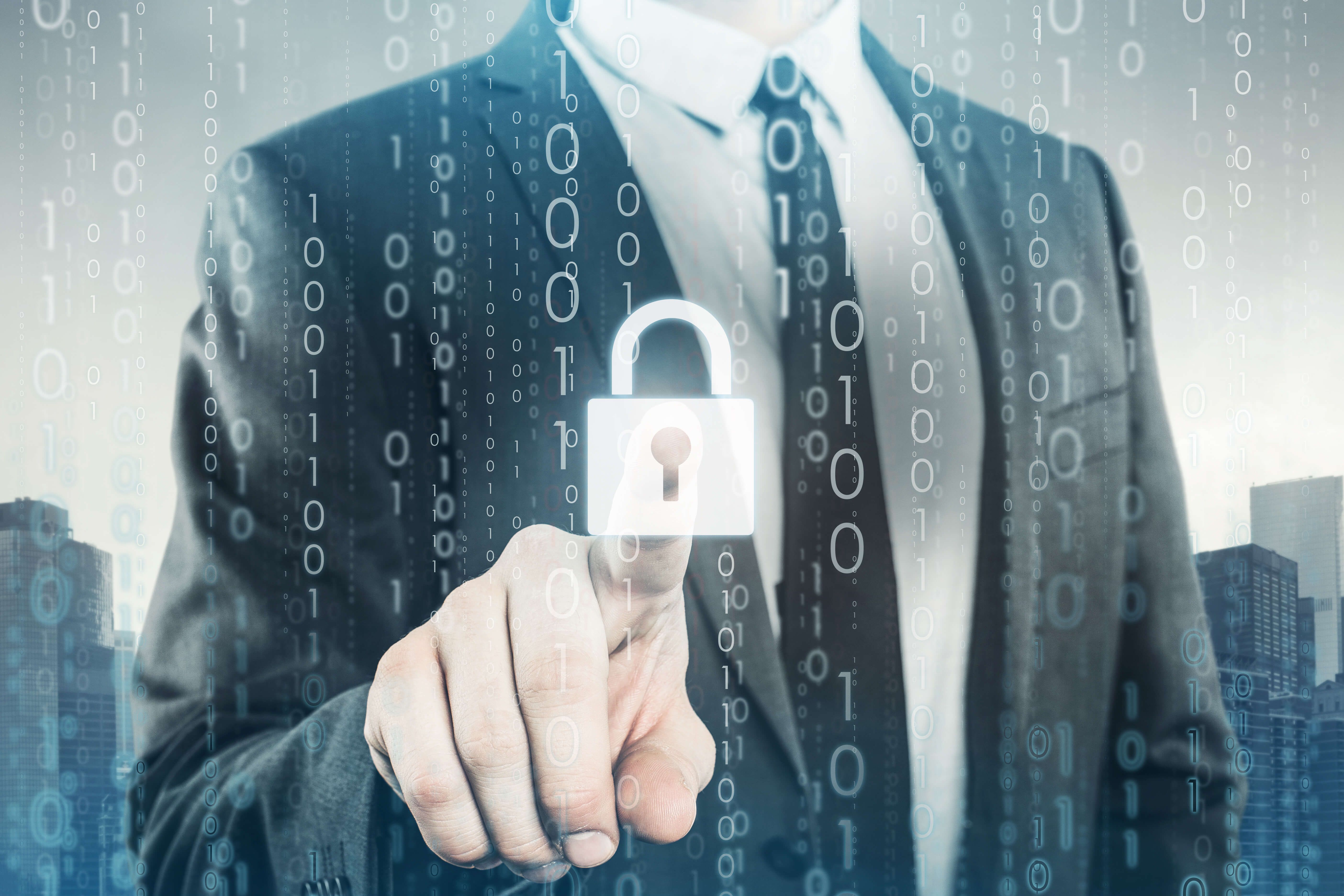 Mann tippt auf Schloss