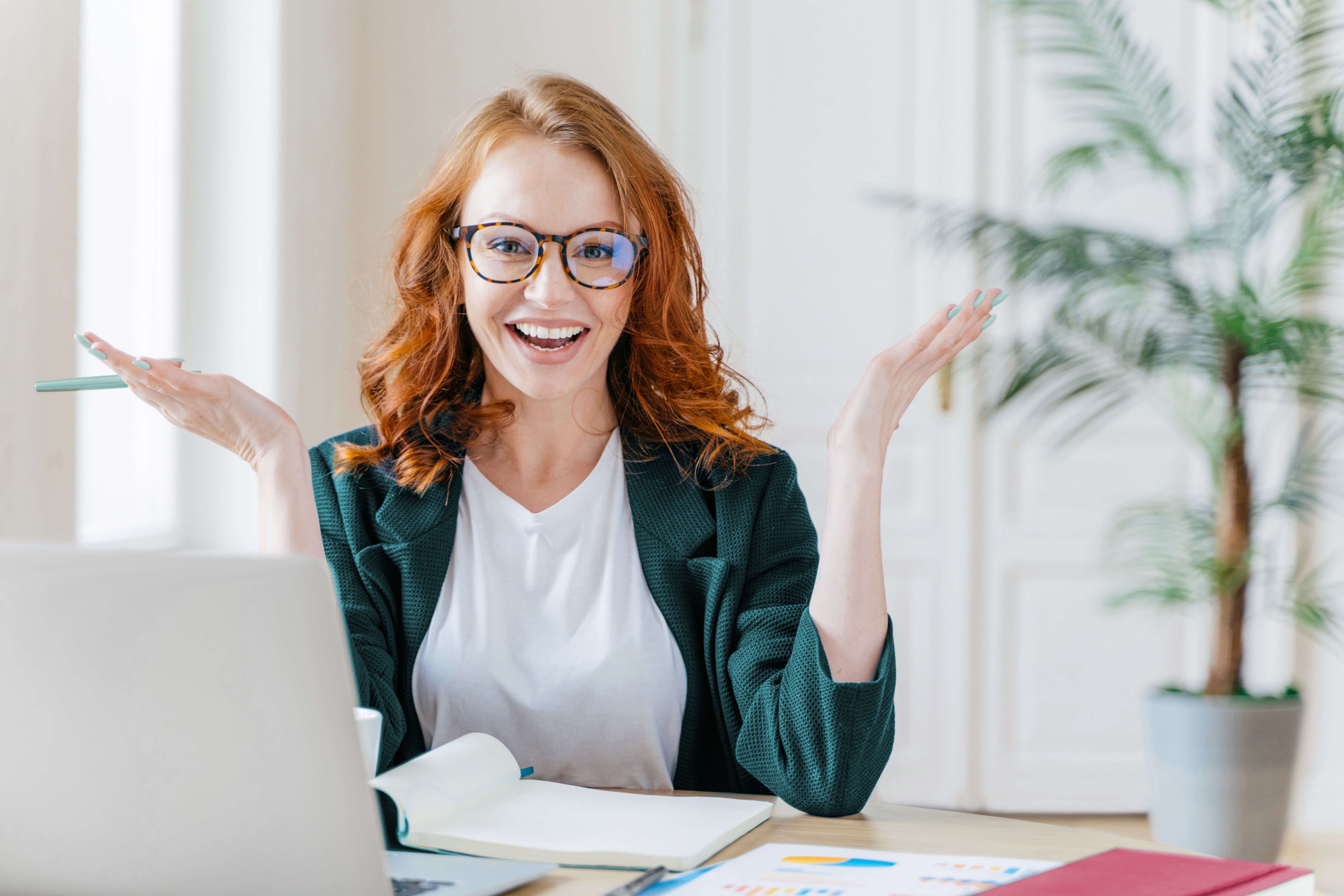 Frau erstellt selber eine neue Website