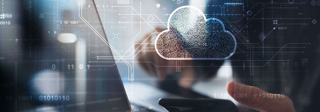 Bild mit einem Mann am Laptop, mit einem Mobile in einer Hand, das einen Layer bestehend aus einer Wolke und Daten drüber hat