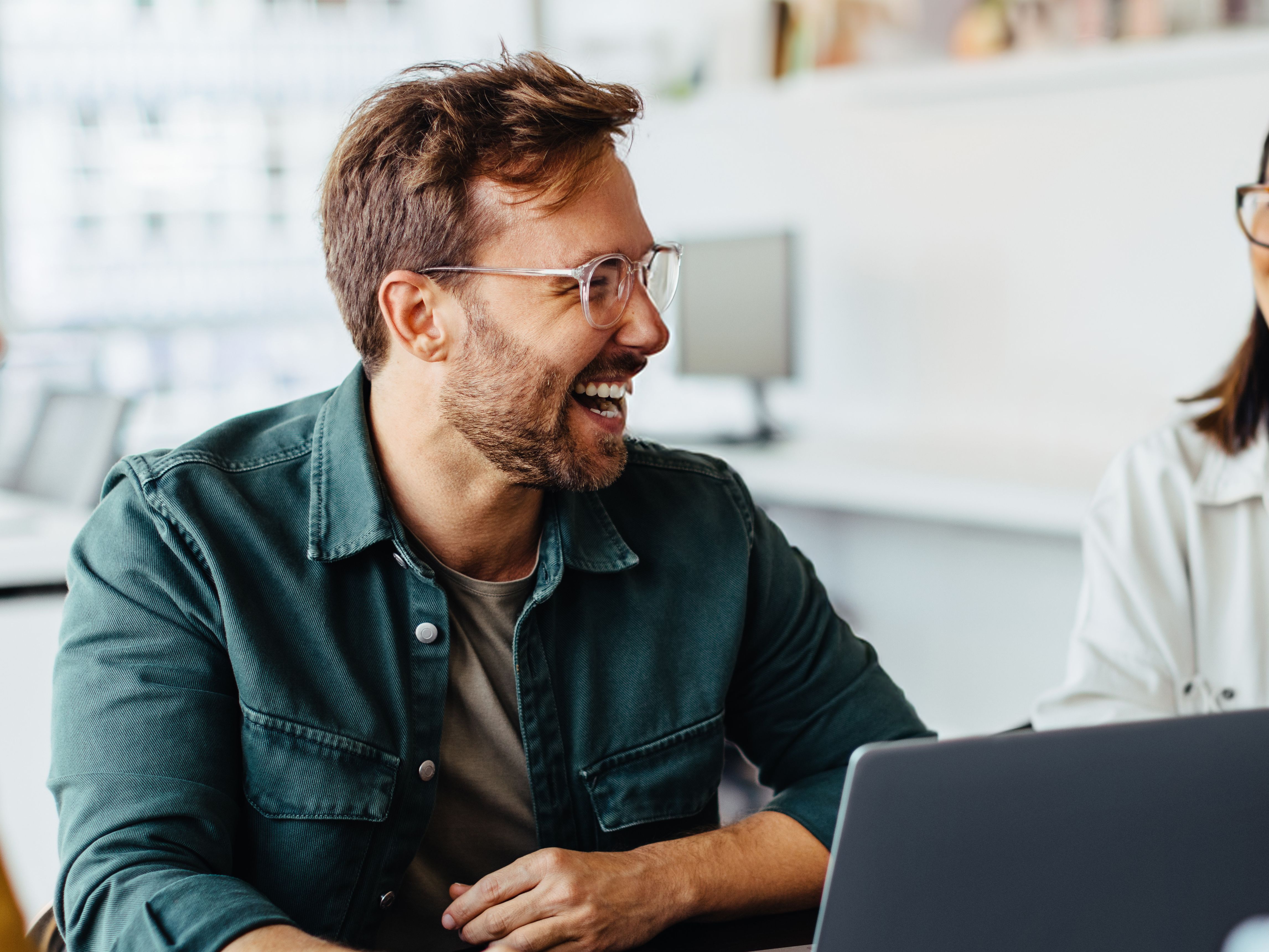 Teamkolleginnen und Kollegen bei einer Besprechung