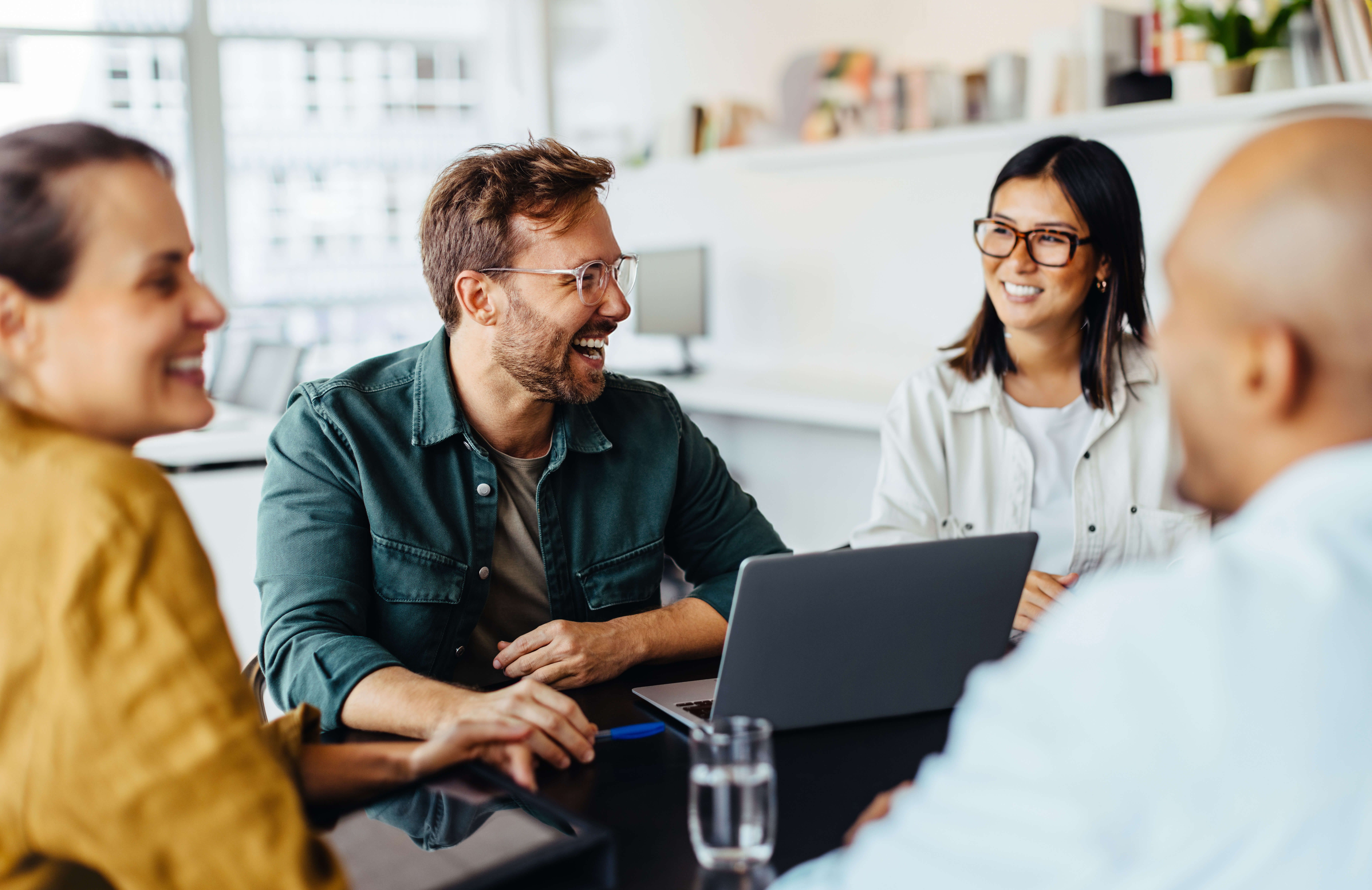 Teamkolleginnen und Kollegen bei einer Besprechung