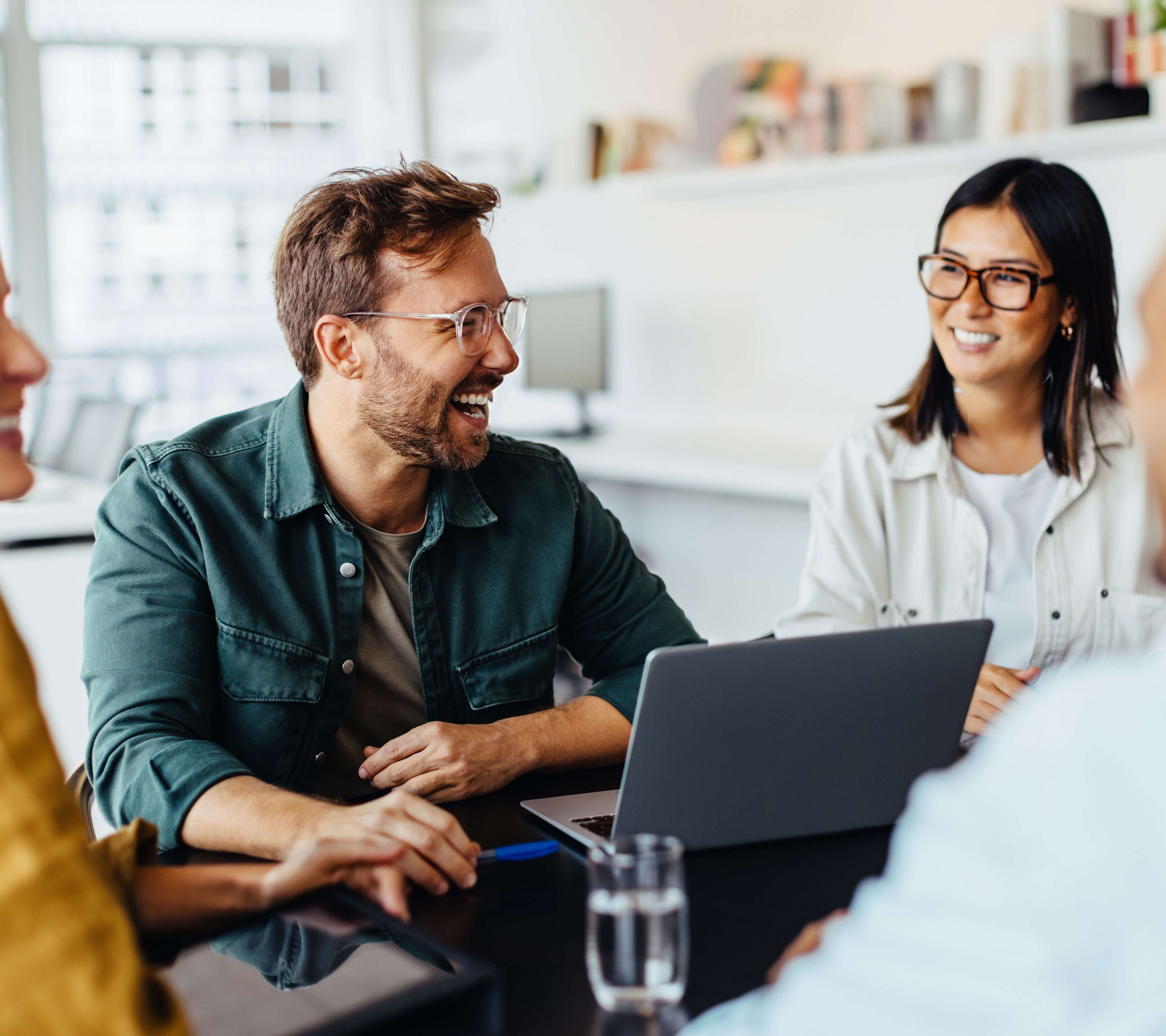 Teamkolleginnen und Kollegen bei einer Besprechung
