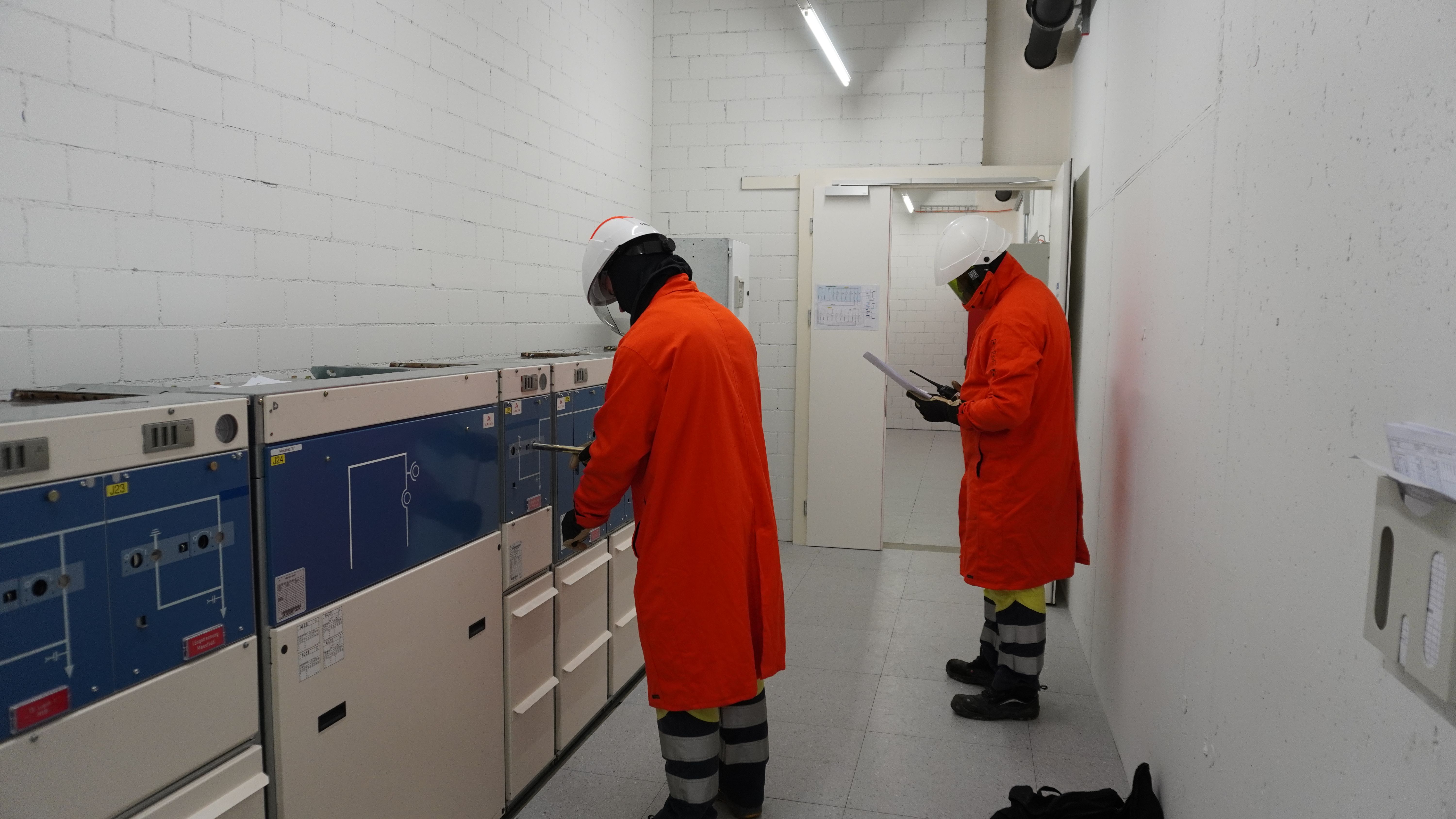 Employees in protective clothing at the anti-islanding test of Green
