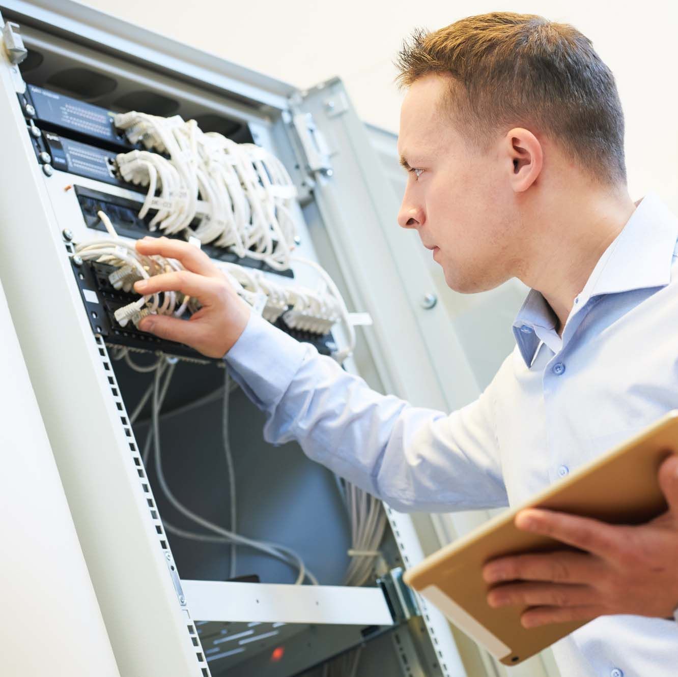 Mann arbeitet an Server