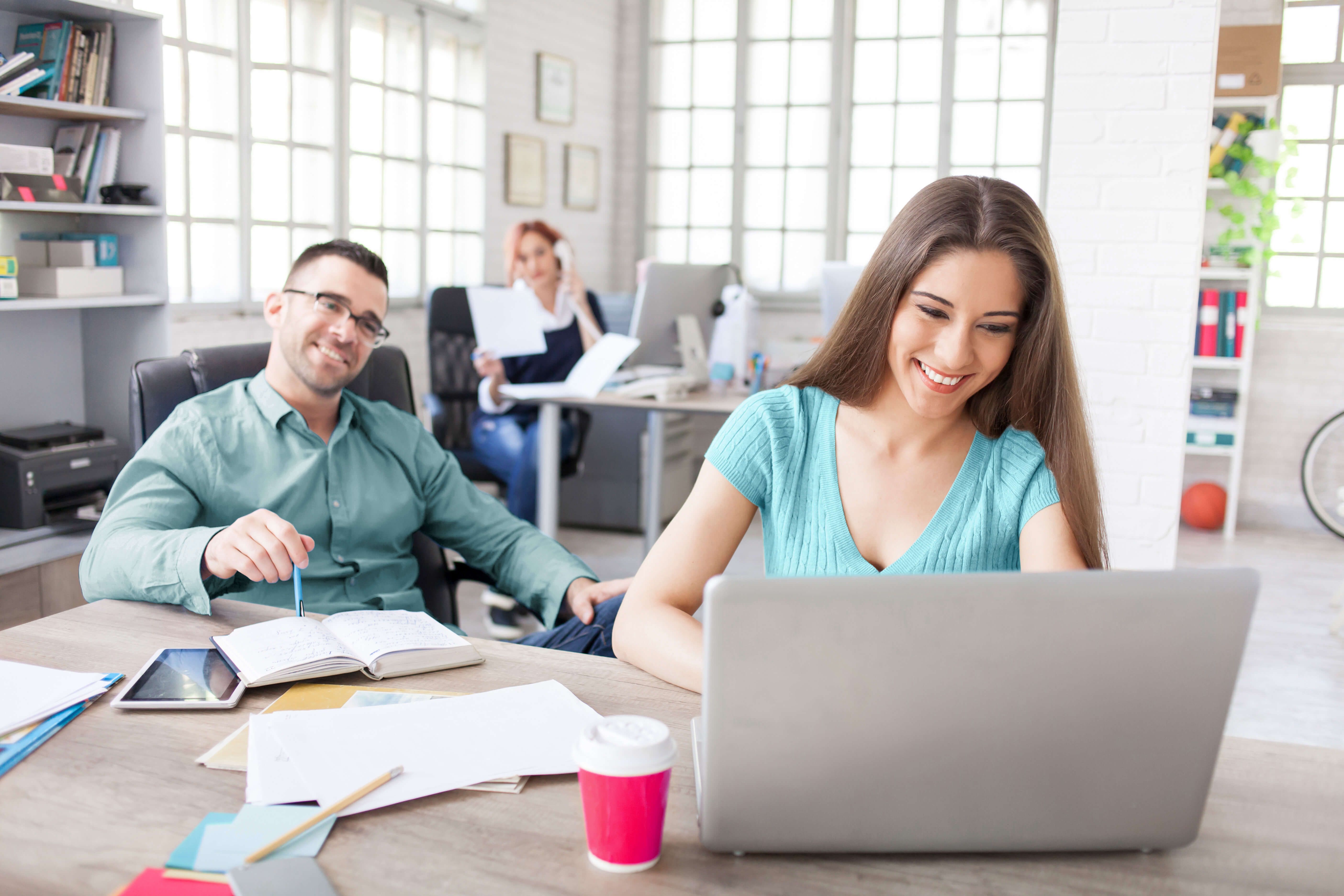 Marketing-Team eines KMU erstellt eine eigene Website