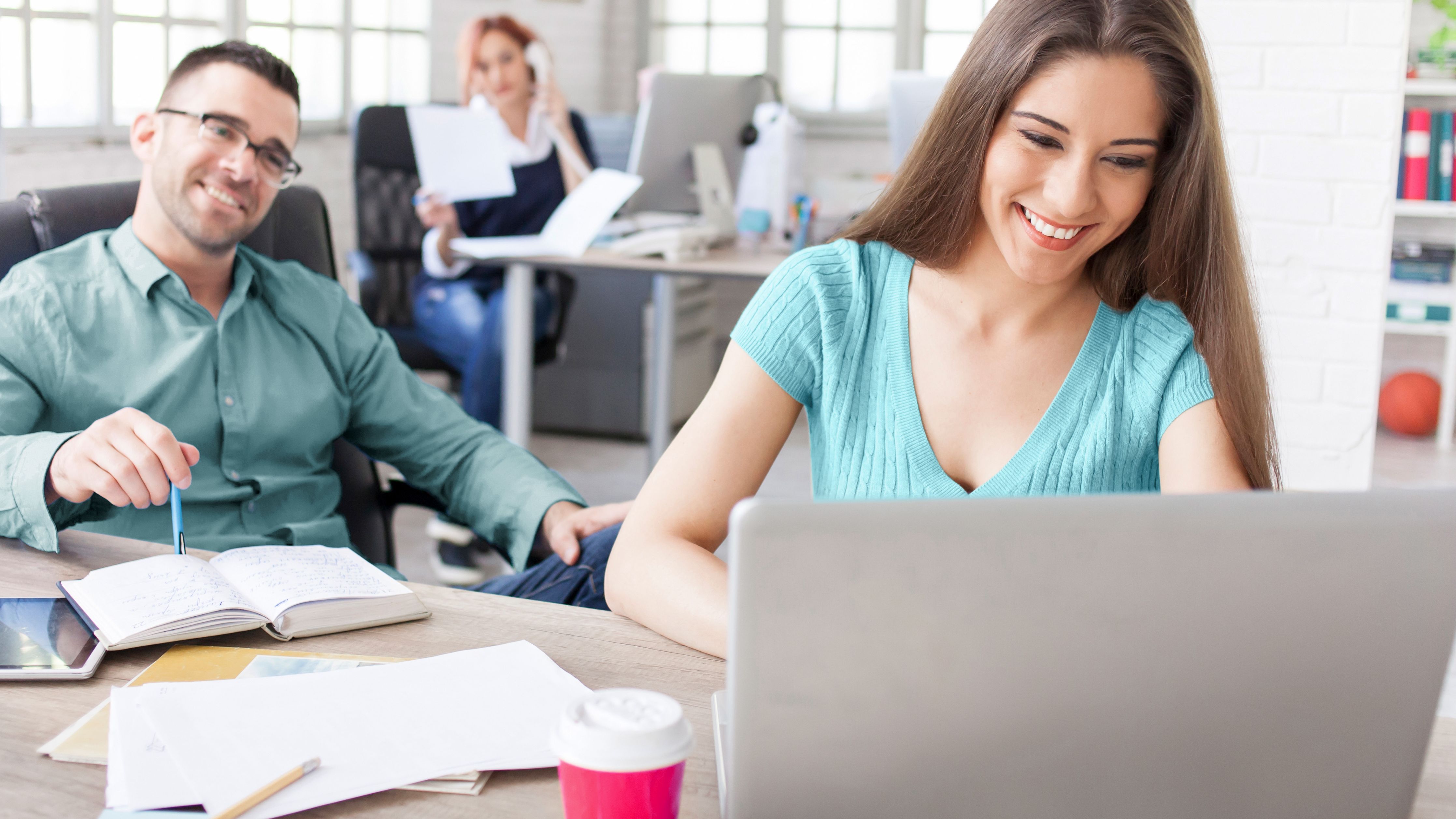 Marketing-Team eines KMU erstellt eine eigene Website