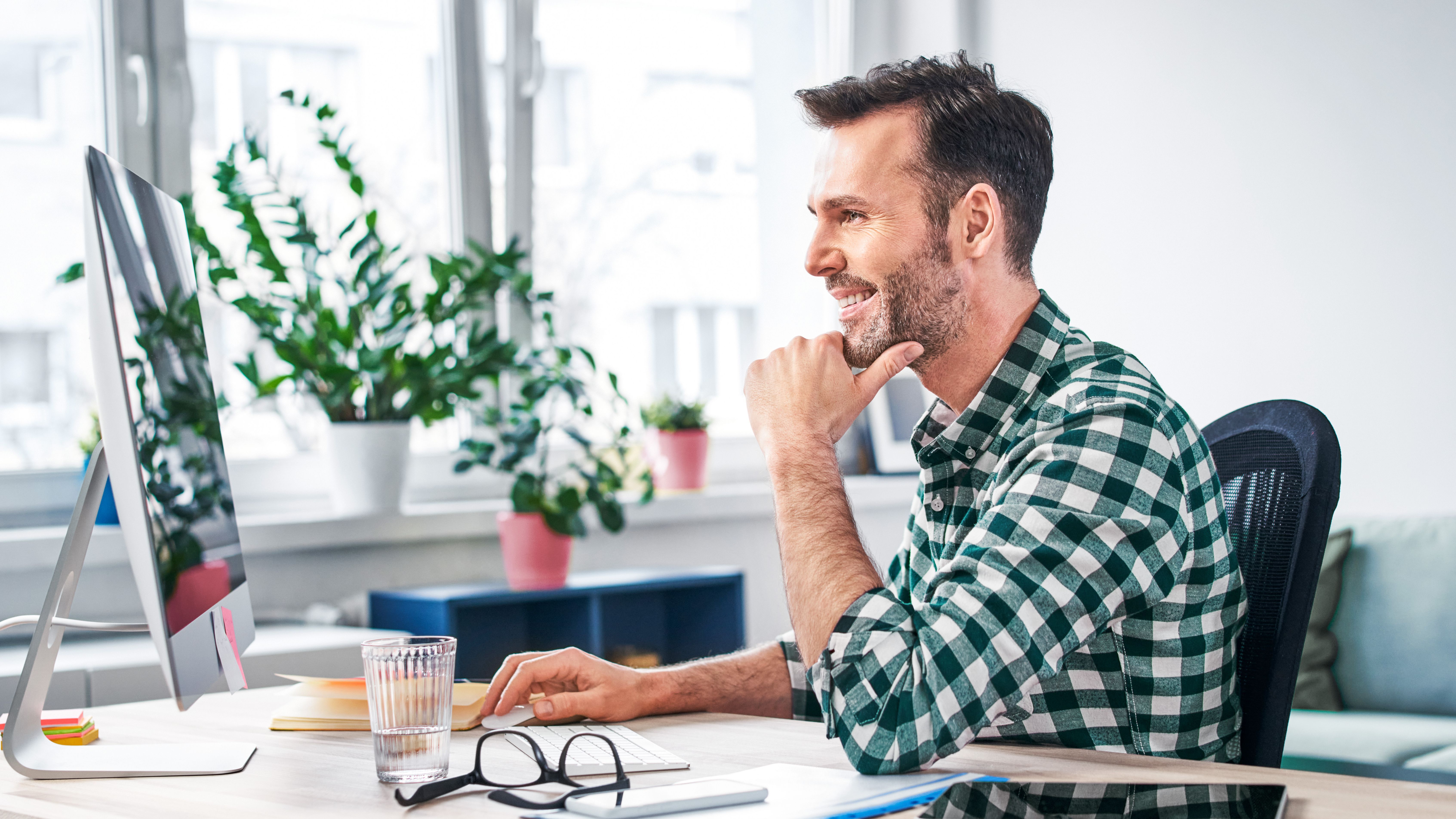 Inhaber eines KMU erstellt eine eigene Website am Computer