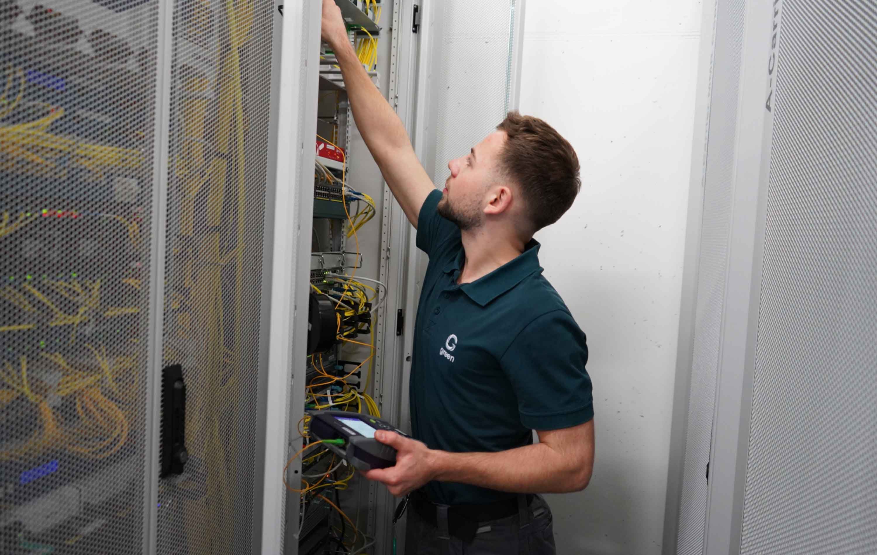 Datacenter Mitarbeiter am umstecken von Kabeln