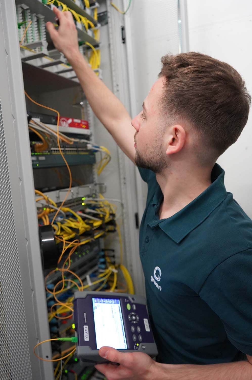 Mitarbeiter am Verkabeln eines Racks