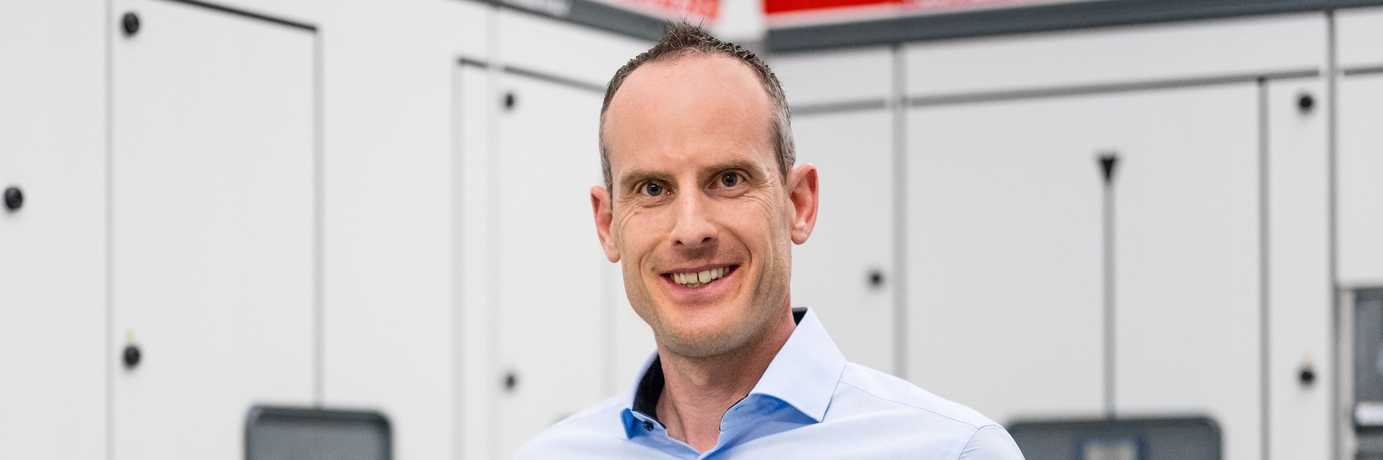 Portraitfoto von Adrian, Head of Datacenter Operations