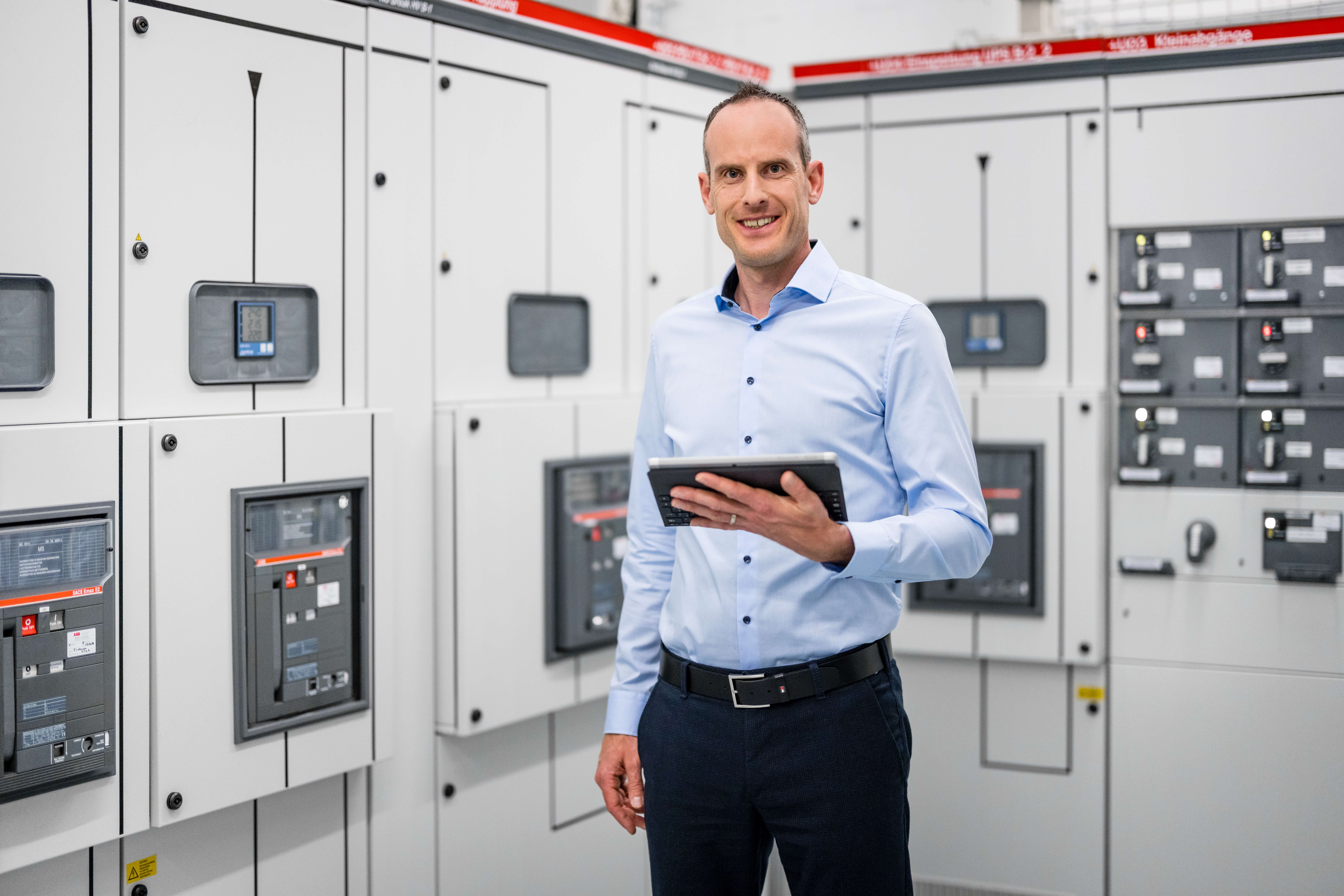 Portraitfoto von Adrian, Head of Datacenter Operations