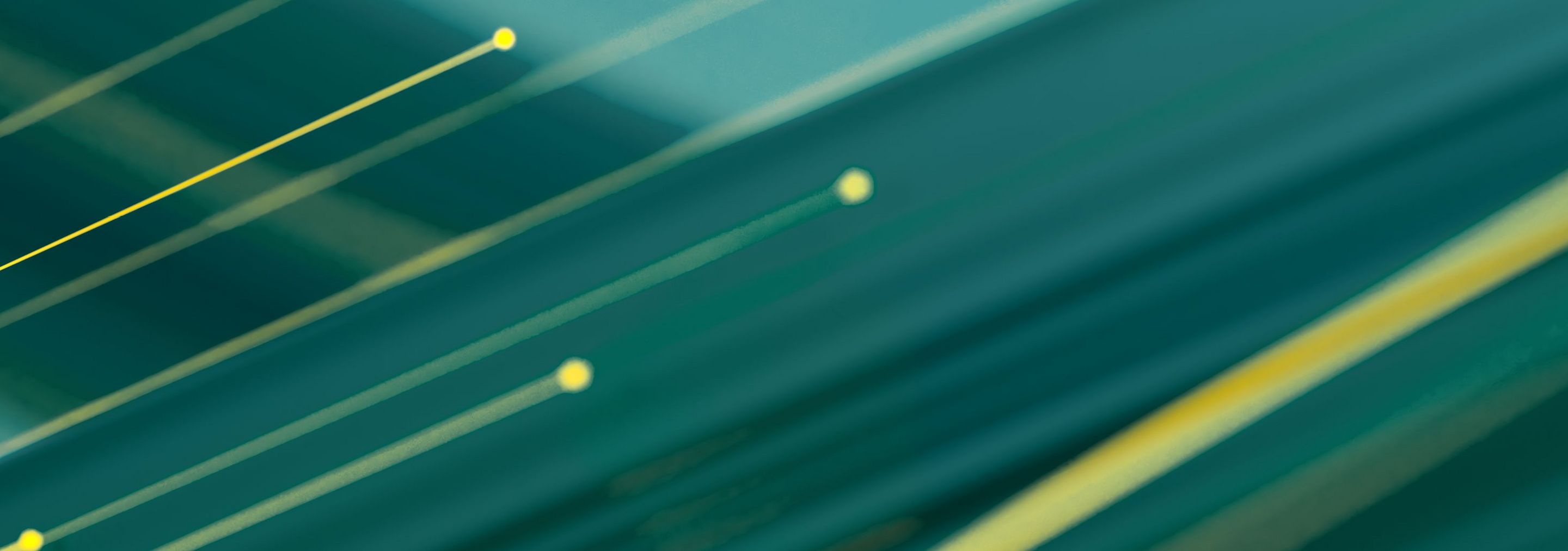 Frau mit Bluse macht Herz mit Händen