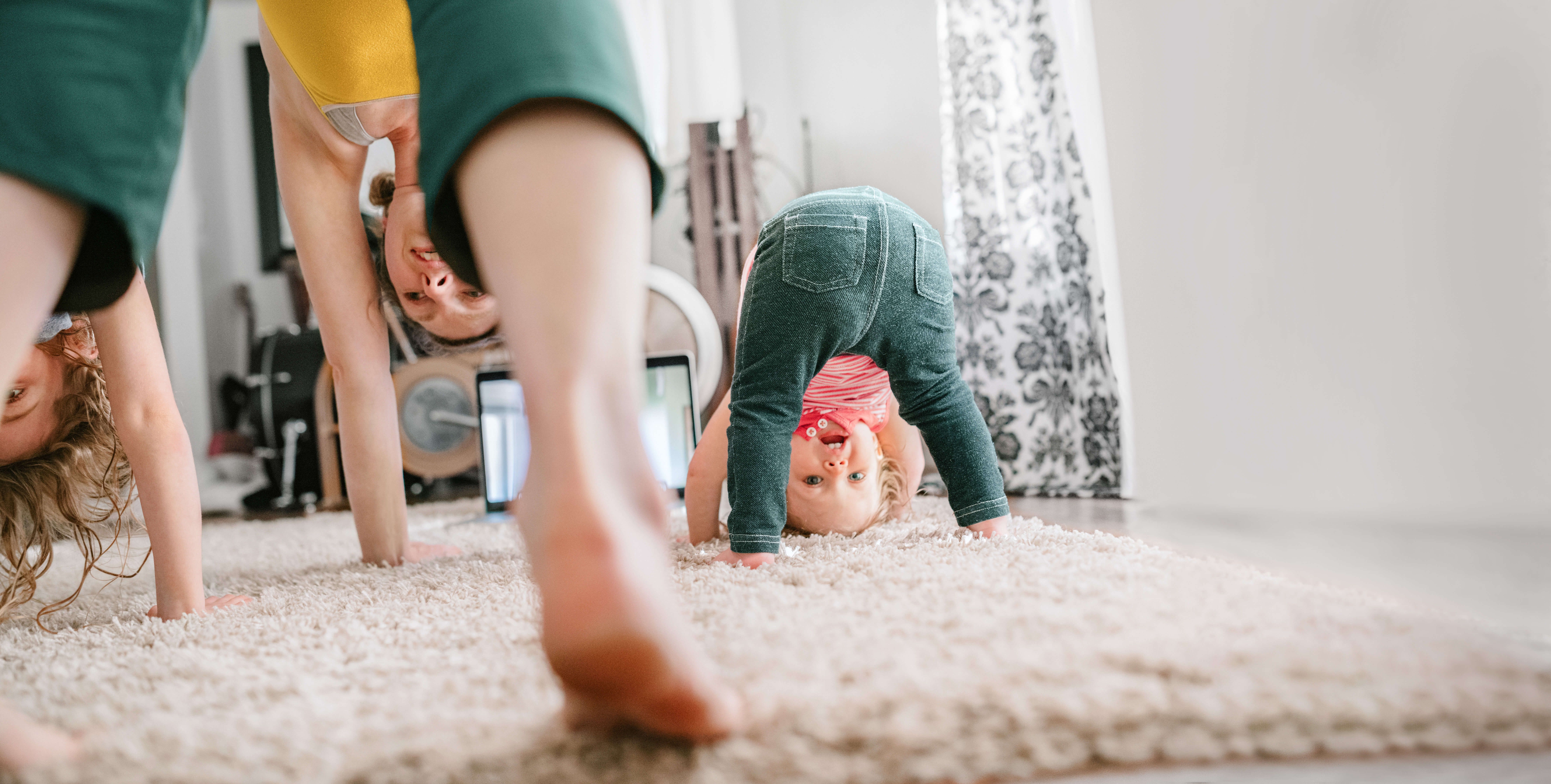 Mutter mit Kindern macht Joga zu Hause