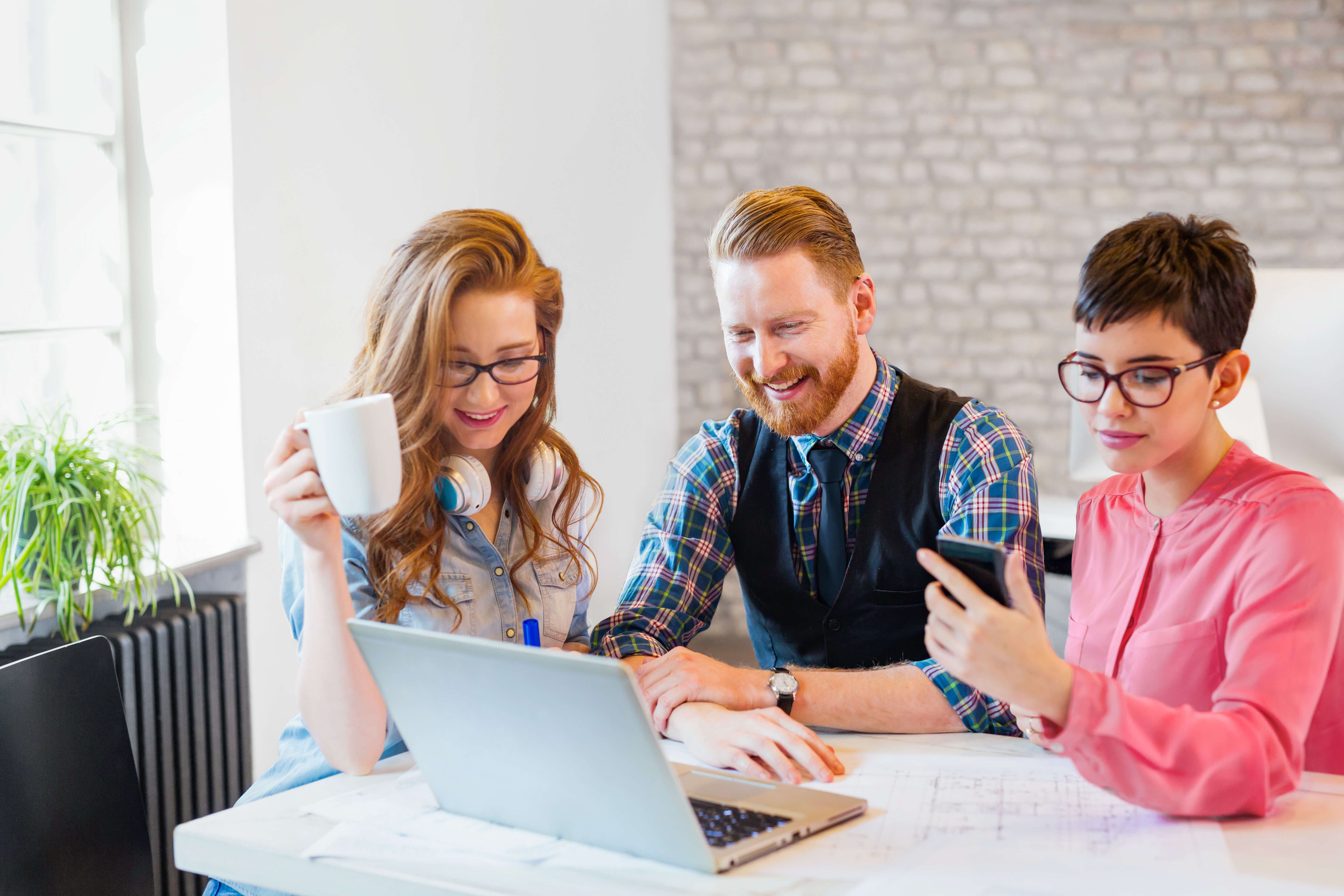 Team freut sich über die gemeinsame Erstellung einer neuen Website