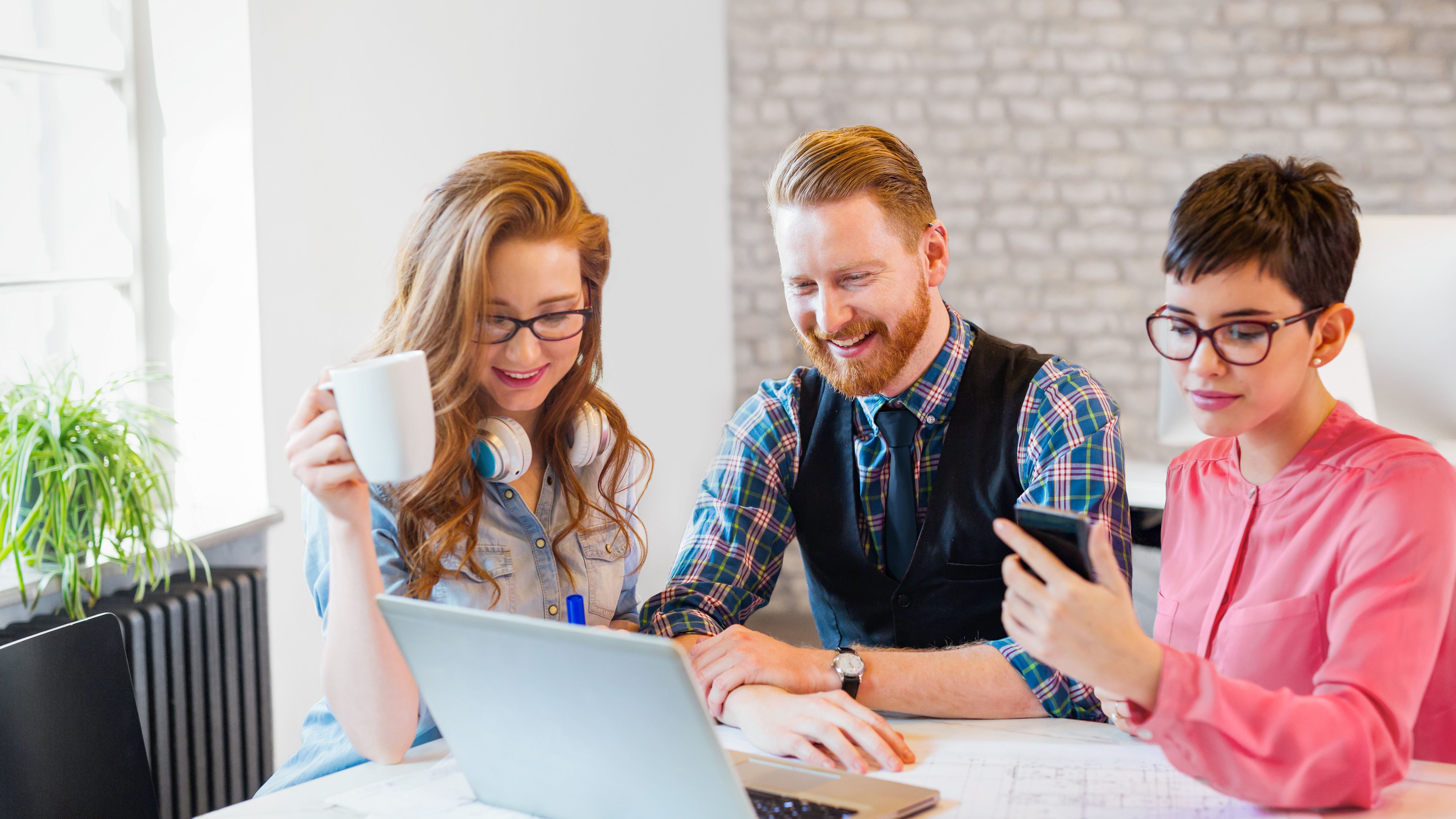 Team freut sich über die gemeinsame Erstellung einer neuen Website