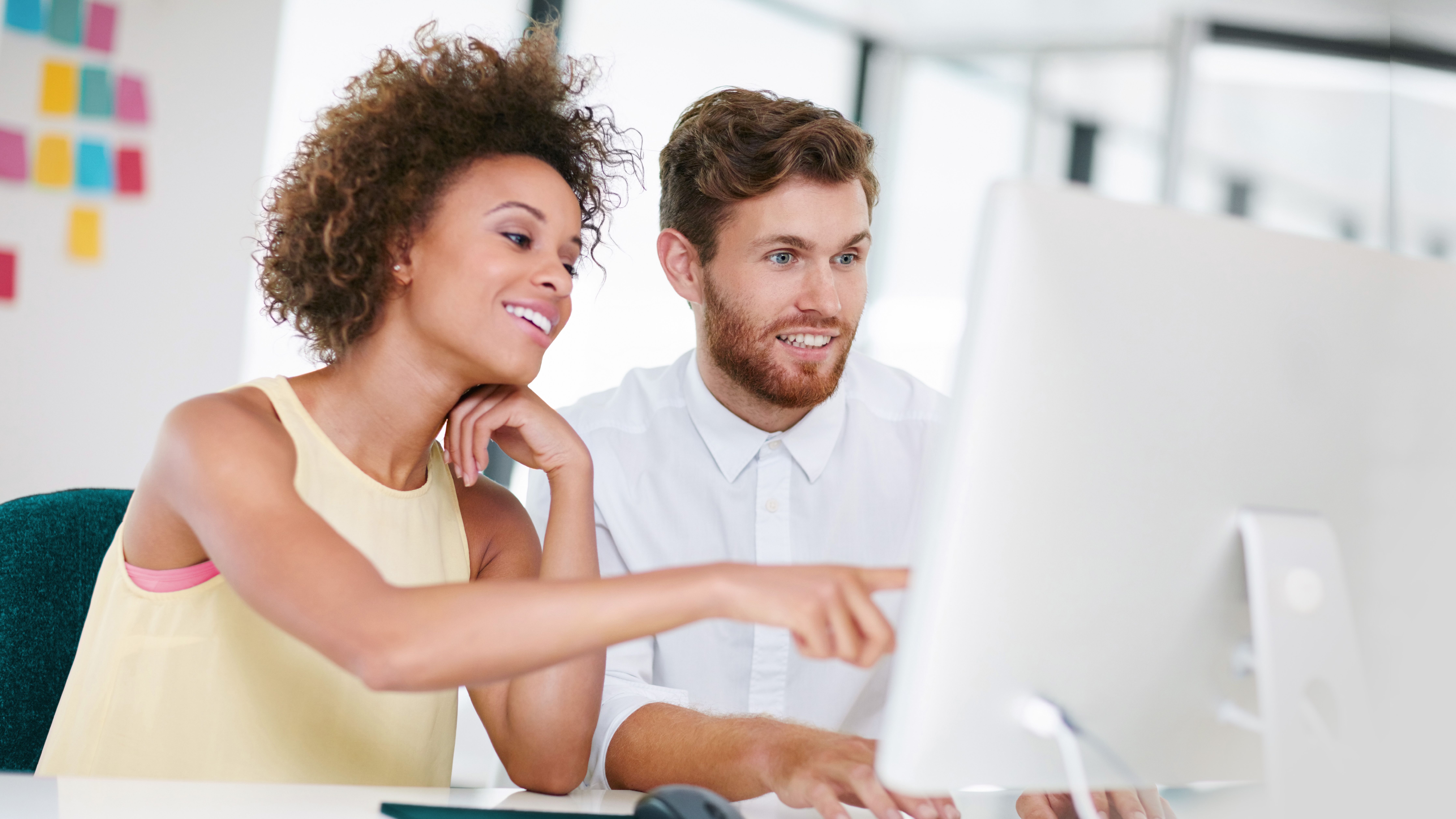 Image d’ambiance: consulter un site Internet dans un café