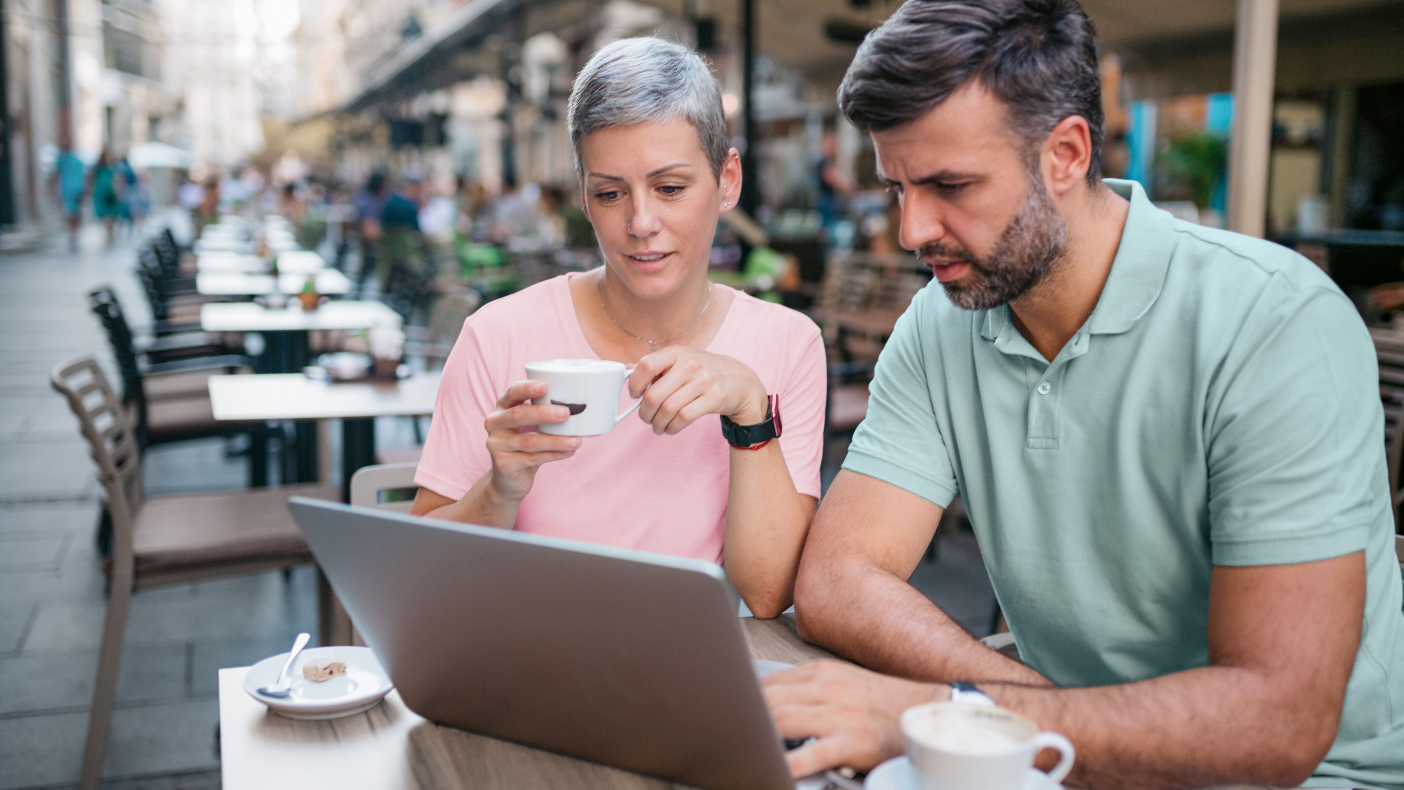 Nutzen Sie die freien Tage mit einem guten Kaffee und bauen Sie jetzt Ihre Homepage mit der passenden Domain.