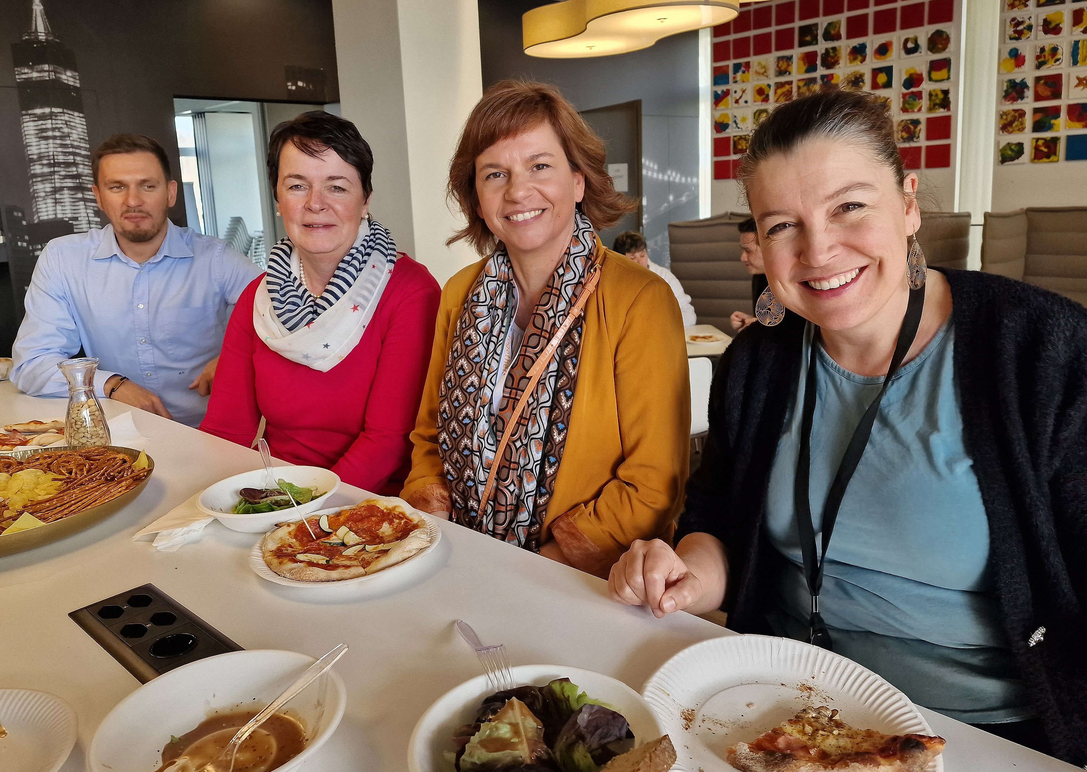 Drei Mitarbeitende von Green am Mittagessen