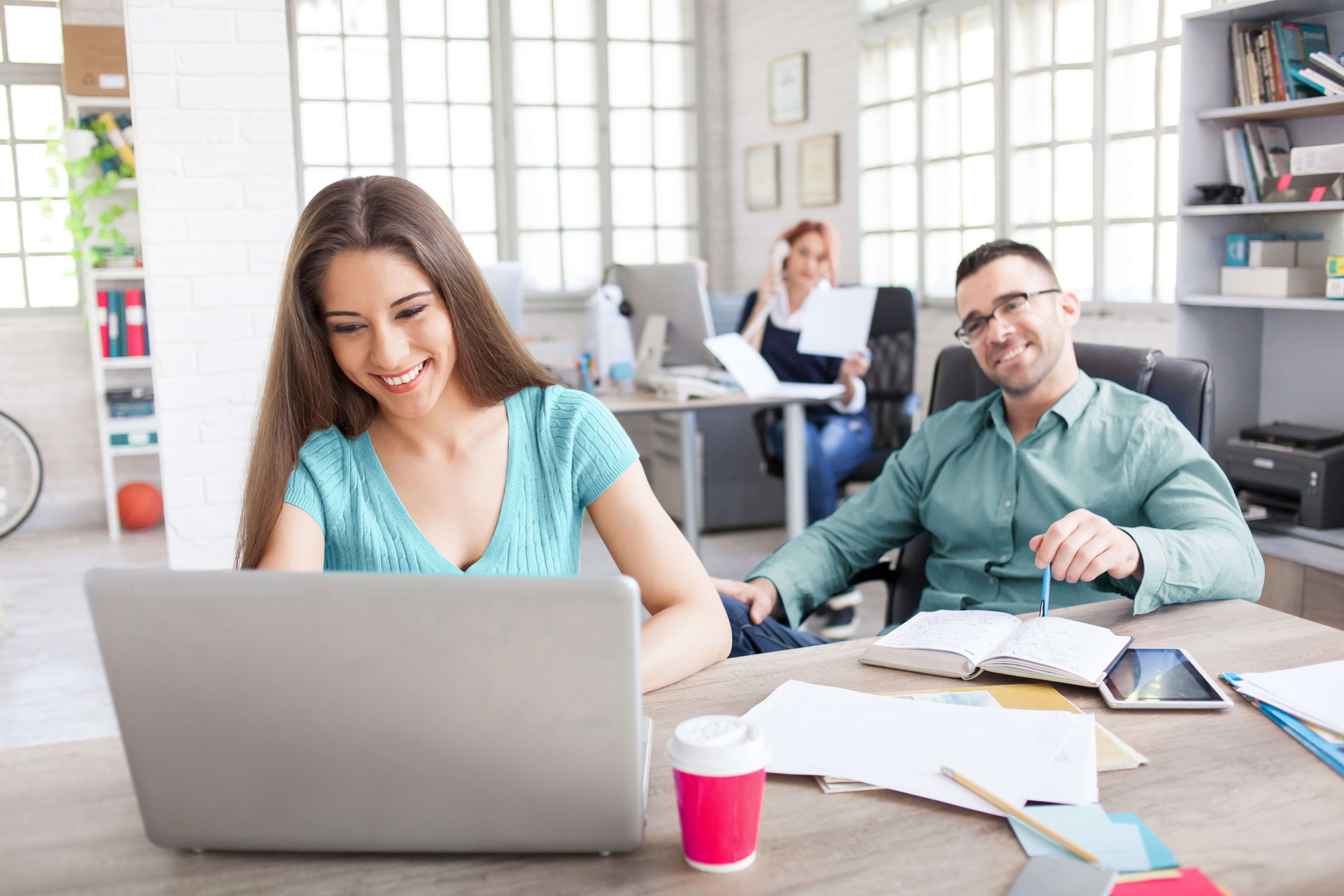 Marketing-Team eines KMU erstellt eine eigene Website