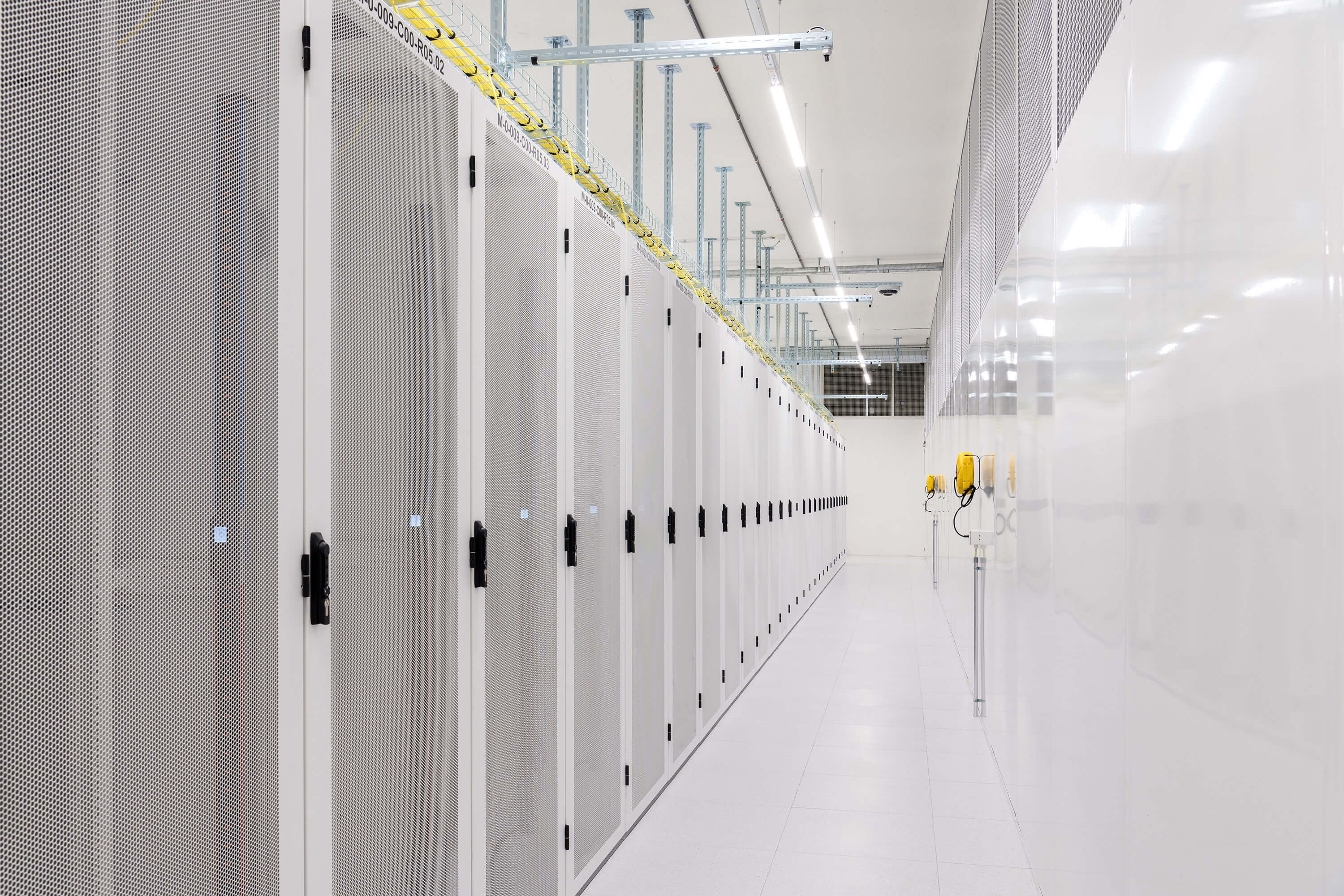 Green Datacenter Gang mit Racks