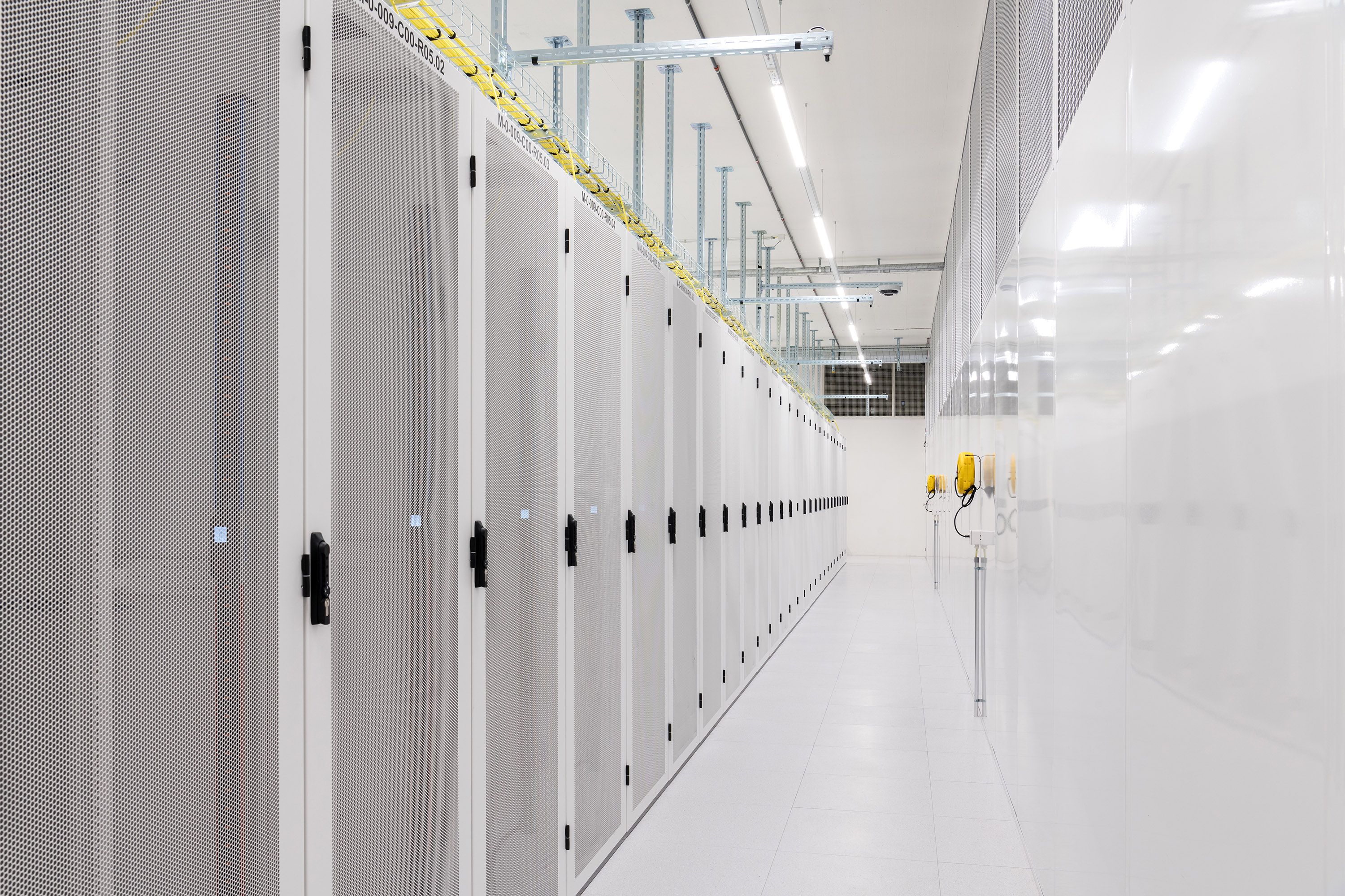 Green Datacenter Gang mit Racks