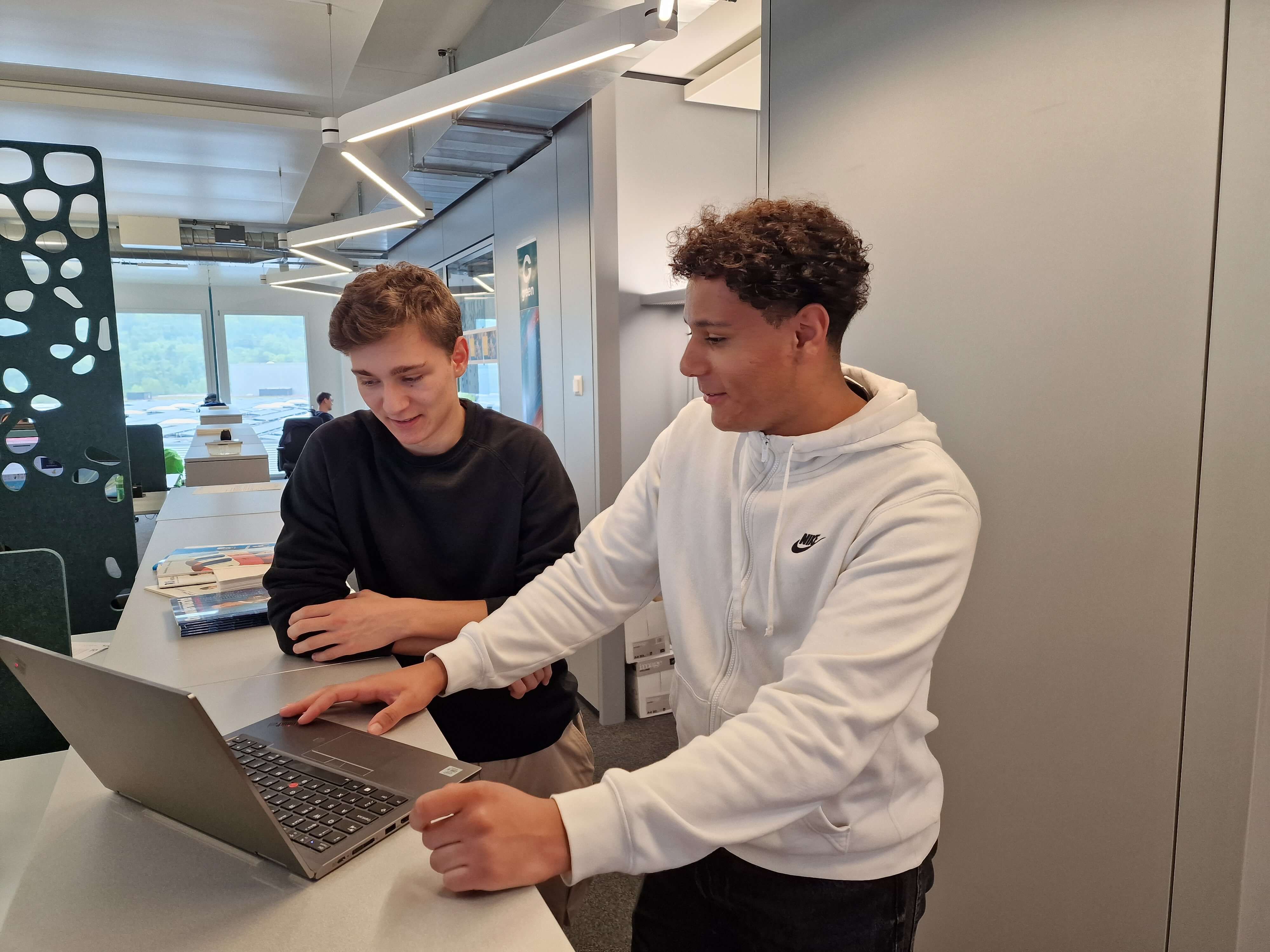 Zwei Green Mitarbeitende im Gespräch