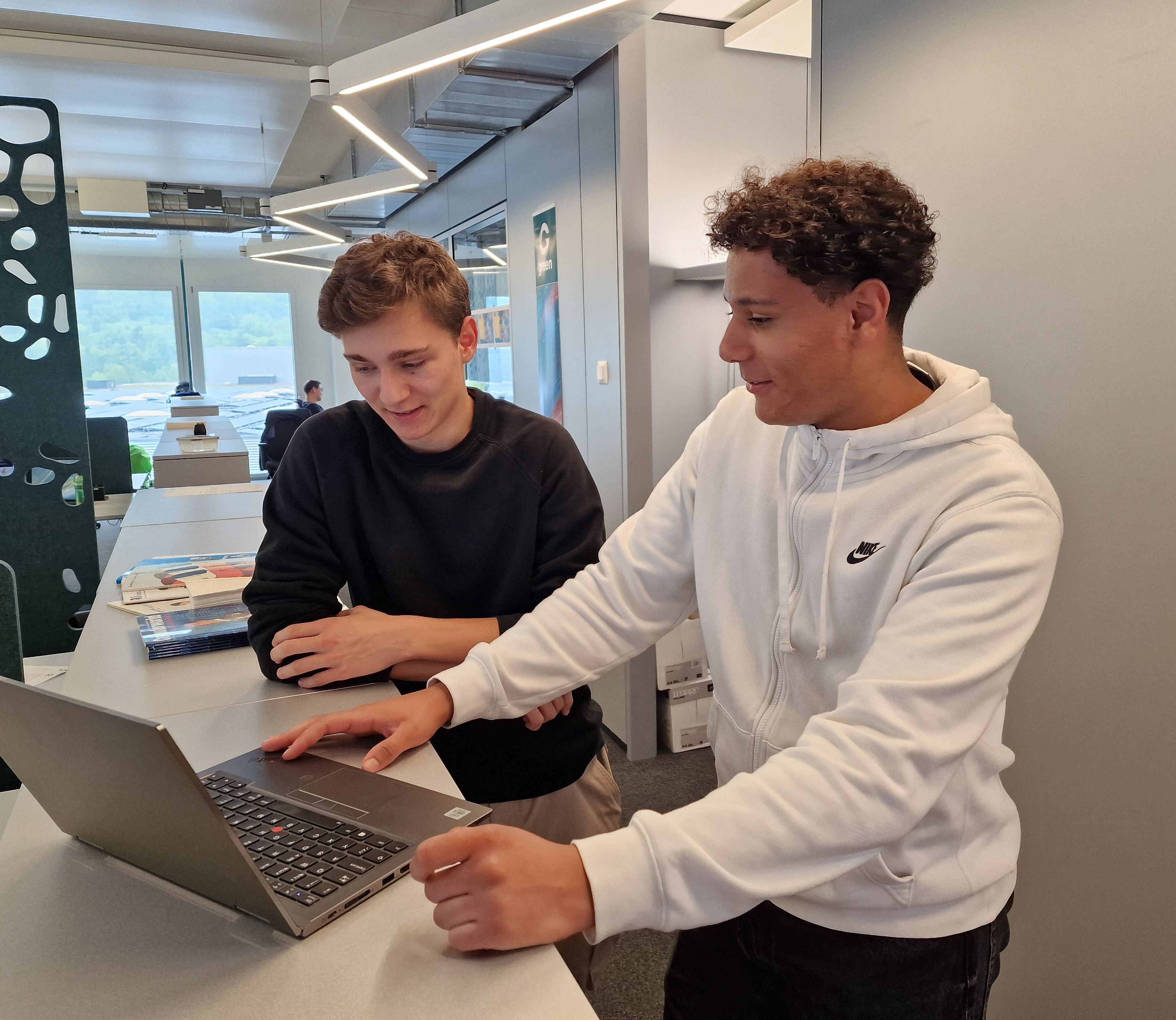 Zwei Green Mitarbeitende im Gespräch